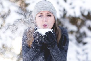 Девушка под снегом картинки