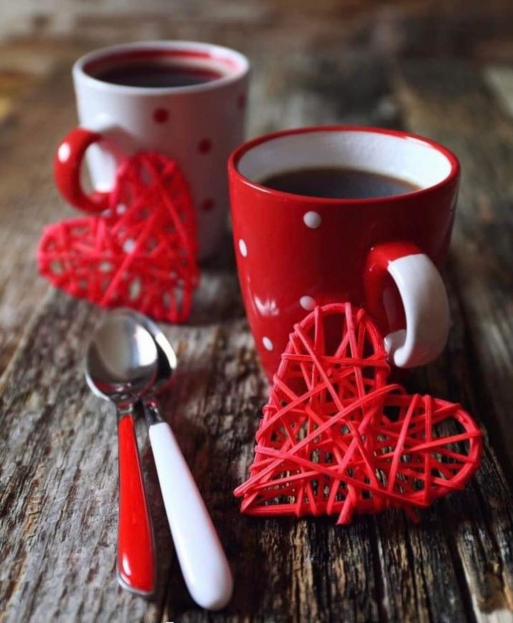 Красивые красные чашки