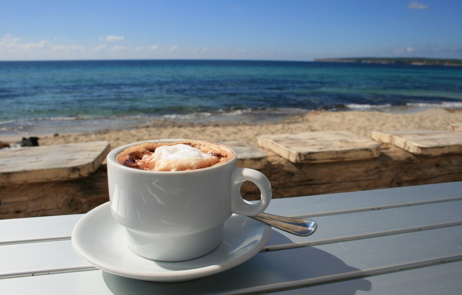 Sea cup. Чашка кофе на берегу моря. Утро на море. Утро на море с кофе. Завтрак с видом на море.