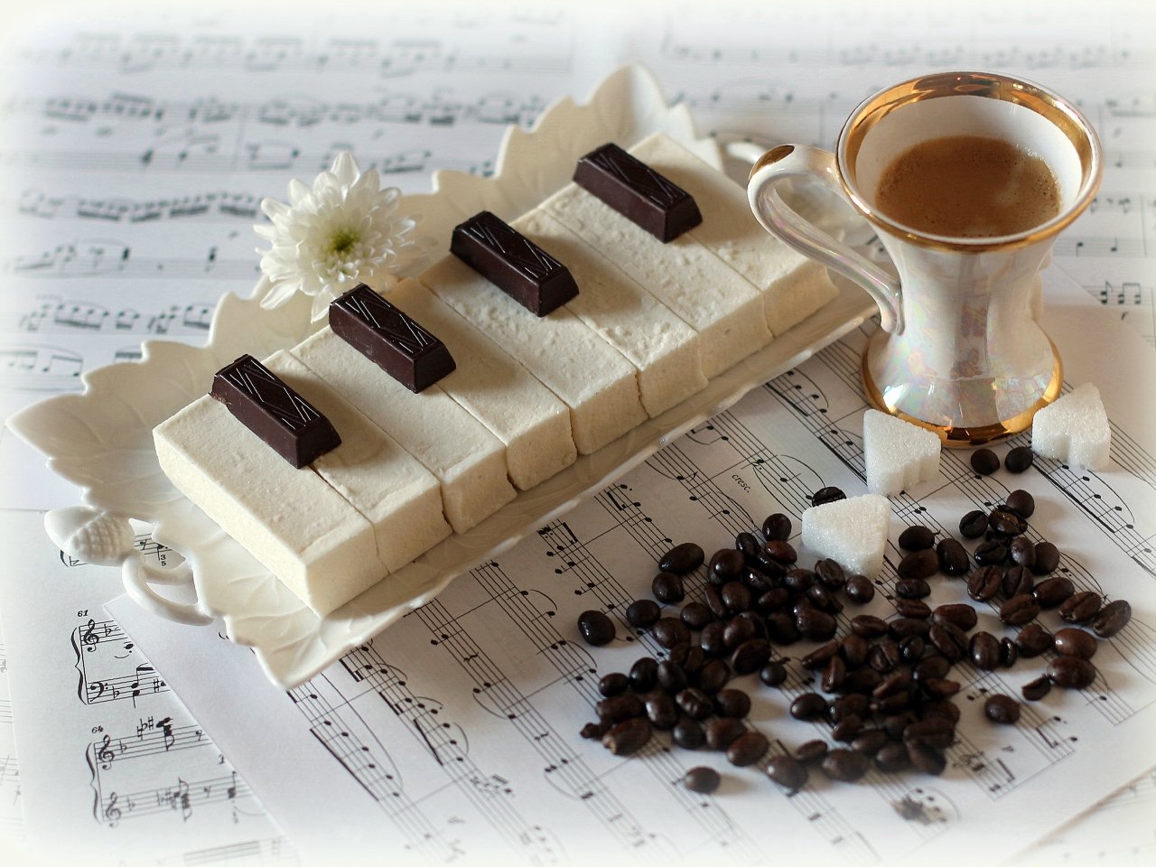 Музыка песни для настроение. "На чашечку кофе…?!". С добрым утром нотки. Кофе Ноты. Чашка кофе с конфетами.