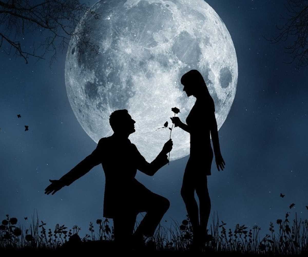 Луна лов. Парень и девушка на Луне. Прогулка под луной. Парень с девушкой на фоне Луны. Ночь Луна романтика.