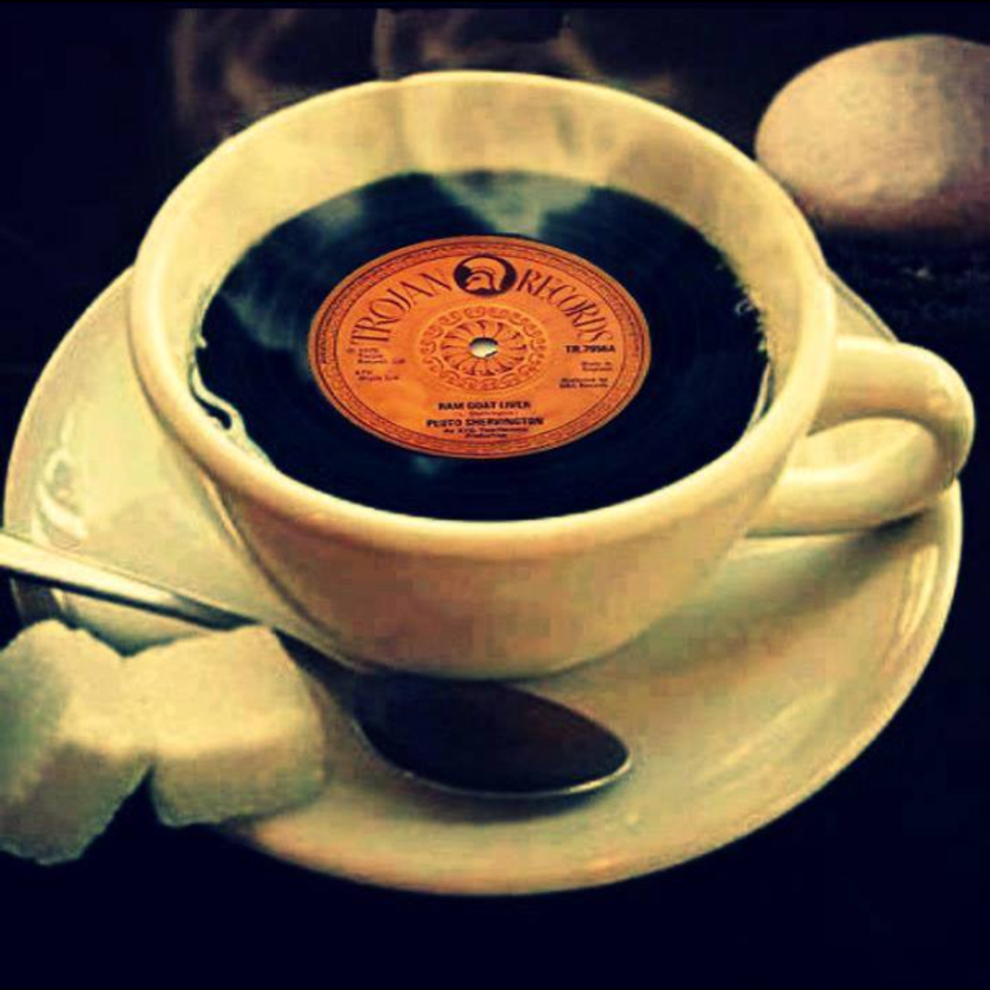 Веселая утренняя музыка. Виниловые пластинки и кофе. Чашка кофе. Чашка кофе музыкальная. Чашка кофе и пластинка.