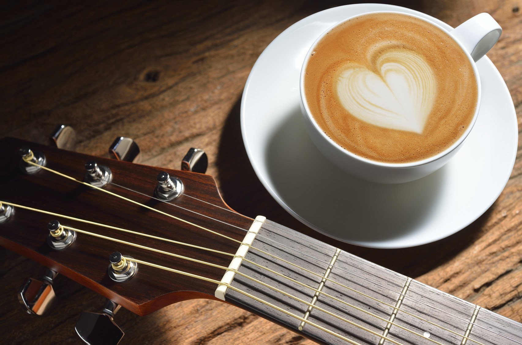 Гитара лов. Гитара и кофе. Электрогитара и кофе. Гитара и чай. Кофе для музыканта.