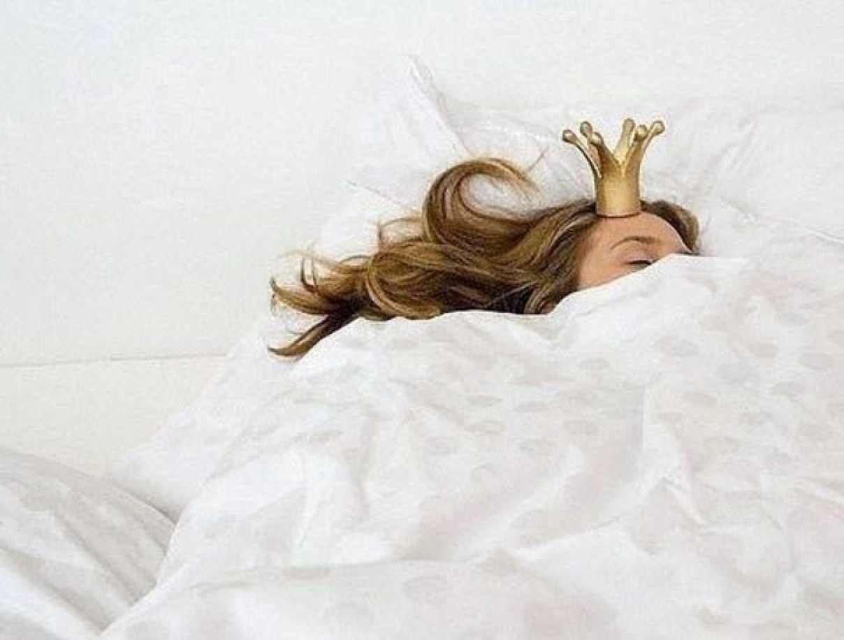 Мешает спать принцессам. Доброе утро принцесса. Доброе утро принцесска. Женщина проснулась. Принцесса в постели.