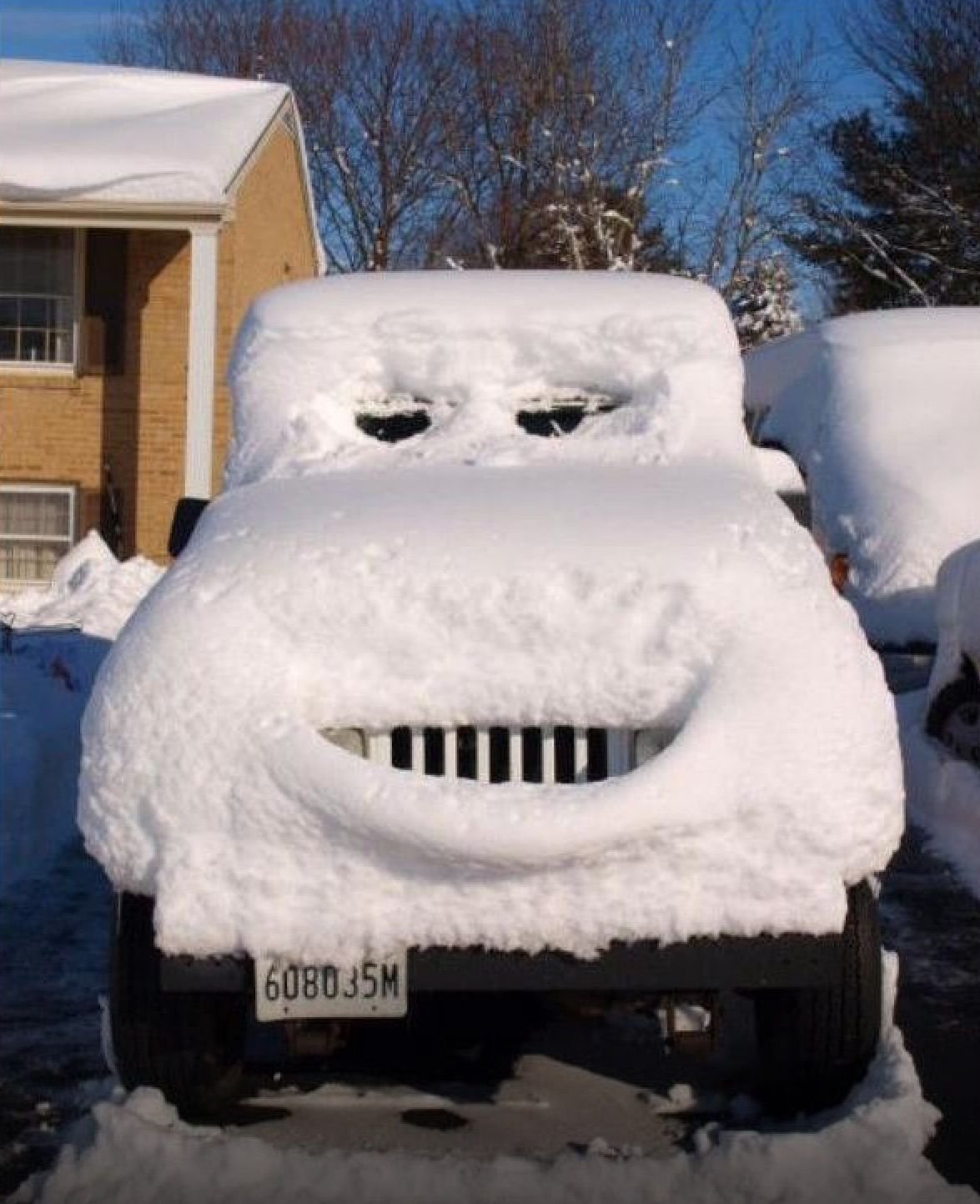 Сугроб с глазами. Смешные автомобили. Машина в сугробе. Машинка из снега. Машина в снегу.