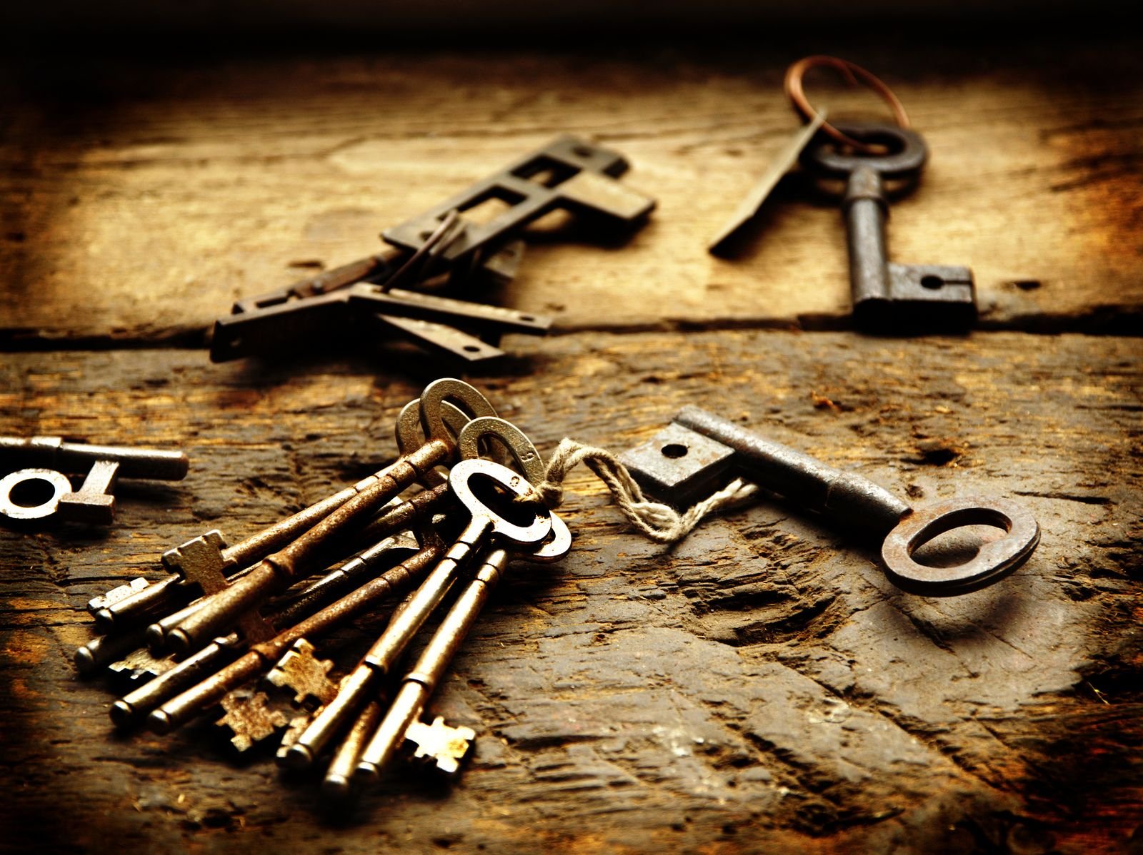 Keys picture. Ключи. Связка ключей. Ключи от квартиры связка. Фотосессия с ключом.