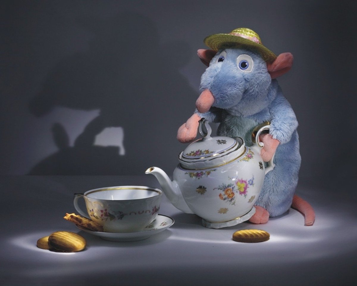 Мышь пьет чай