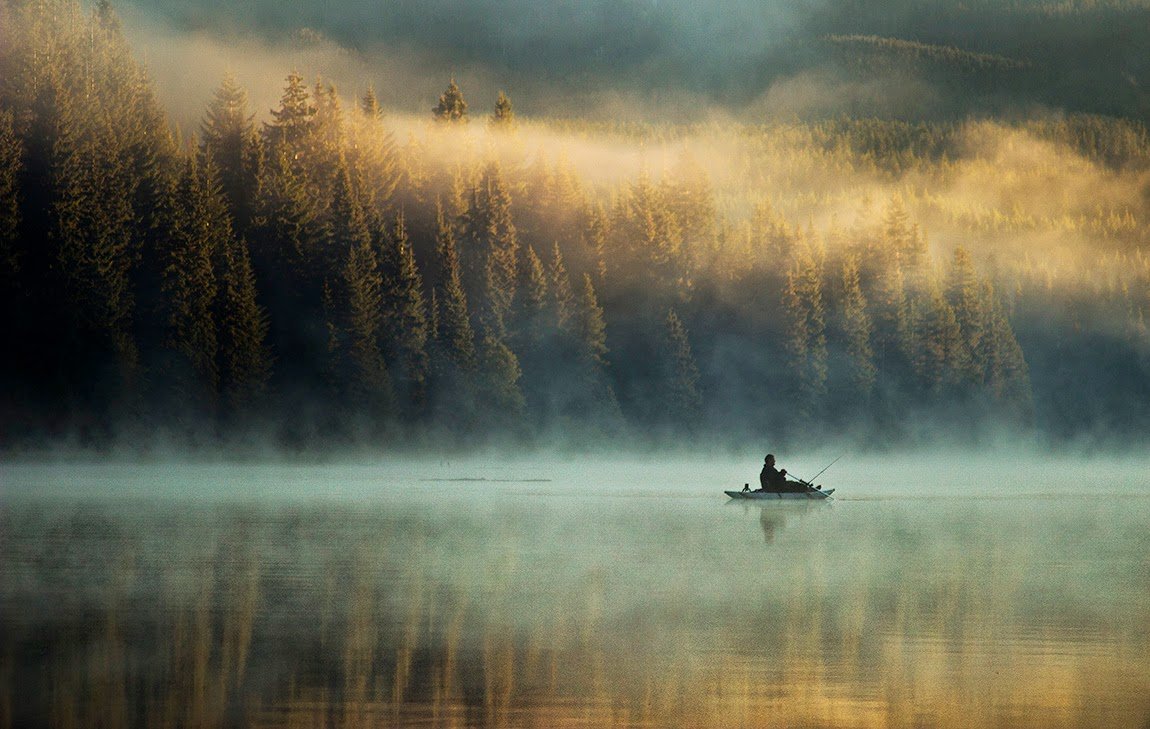 Штиль туман. Лодка в тумане. Туманный пейзаж. Озеро в тумане. Туман на реке.