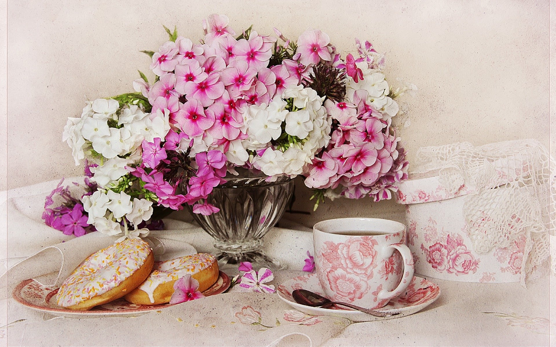 Доброе утро картинки красивые букеты цветов. Утренние цветы. Нежный букет. Завтрак с цветами. Нежный натюрморт с цветами.