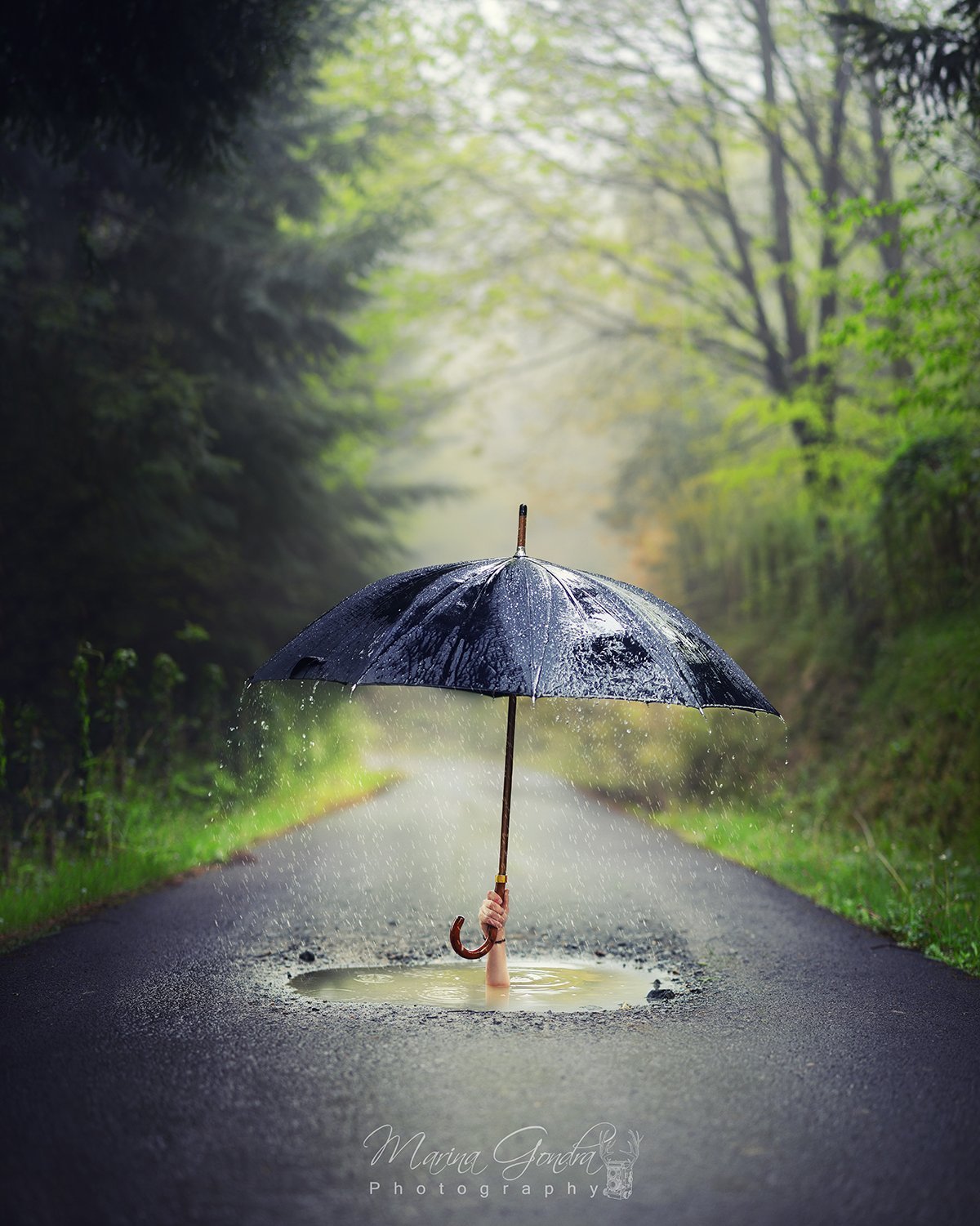 Хорошего дня грустная. Под зонтиком. Под дождем. Зонтик под дождем. Дождь зонт.