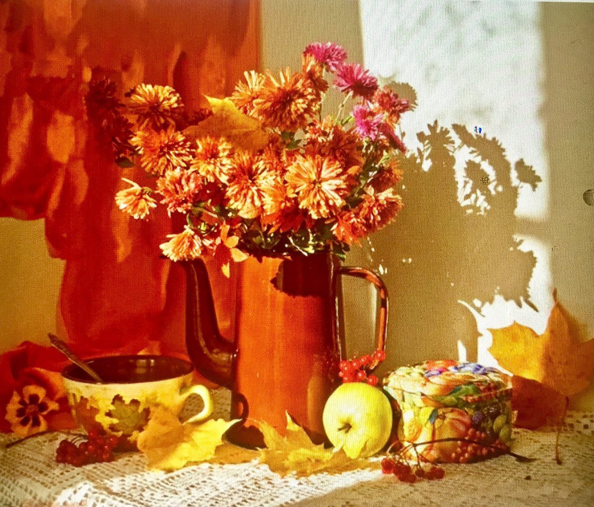 Осеннее утро картинки. Осенний натюрморт с цветами. Натюрморт в осенних тонах. Сентябрьский натюрморт. Утренний букет осенних цветов.