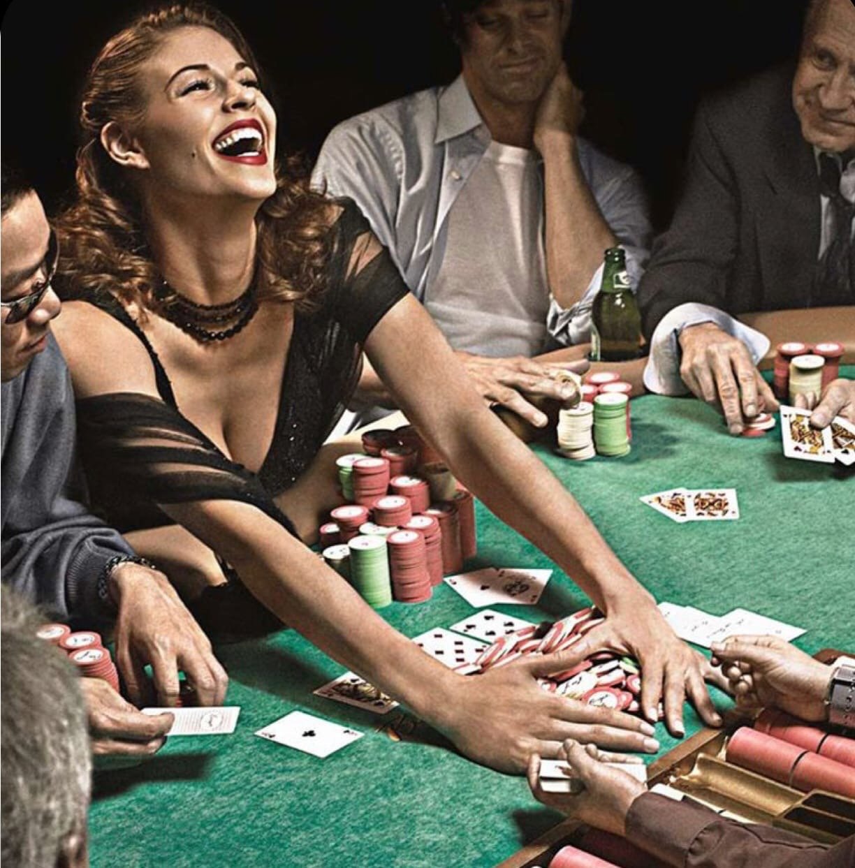 Игра в карты один игрок. Казино рояль Покер. Poker Покер казино Бинго нарды. Лас Вегас казино выигрыш. Дамы в казино.