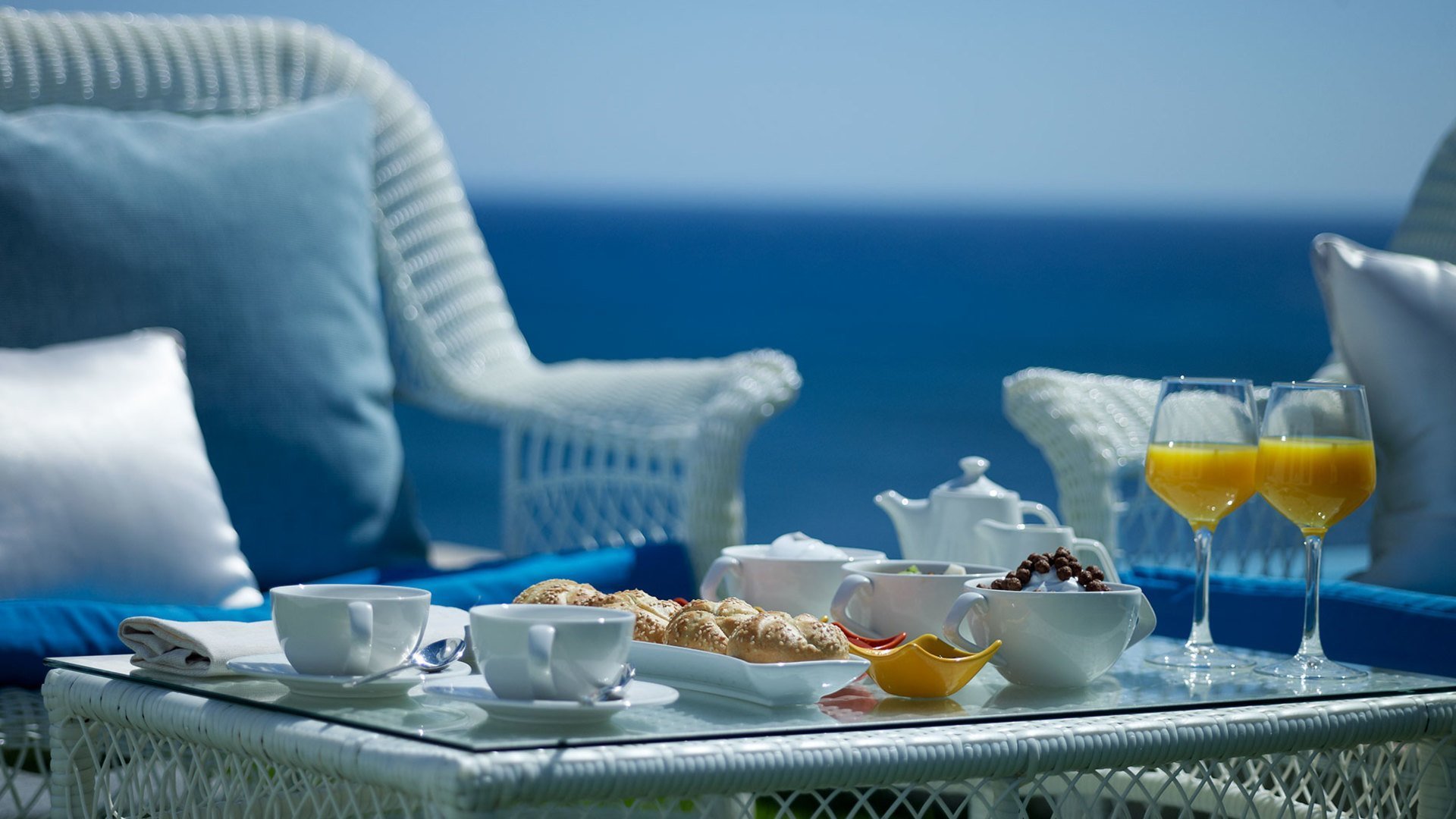 Красивая картинка море утро. Завтрак с видом на море. Завтрак на побережье. Утро на море. Столик у моря.