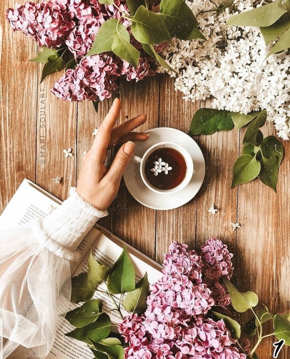 Красивое утро с кофе и цветами