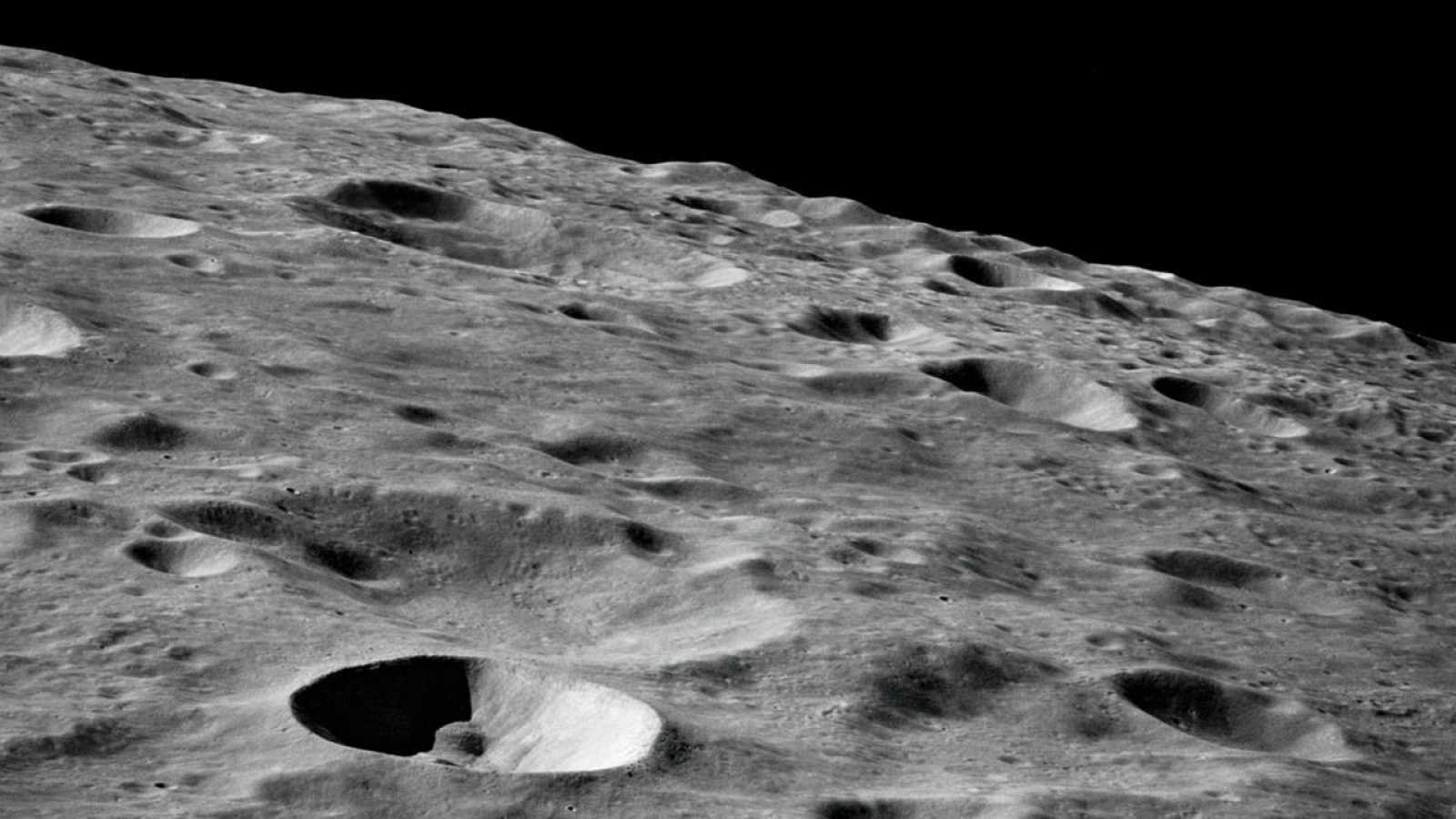 Луна поверхность кратеры. Кратеры на Луне. Дедал (лунный кратер). Герцшпрунг (лунный кратер). Поверхность Луны кратеры.