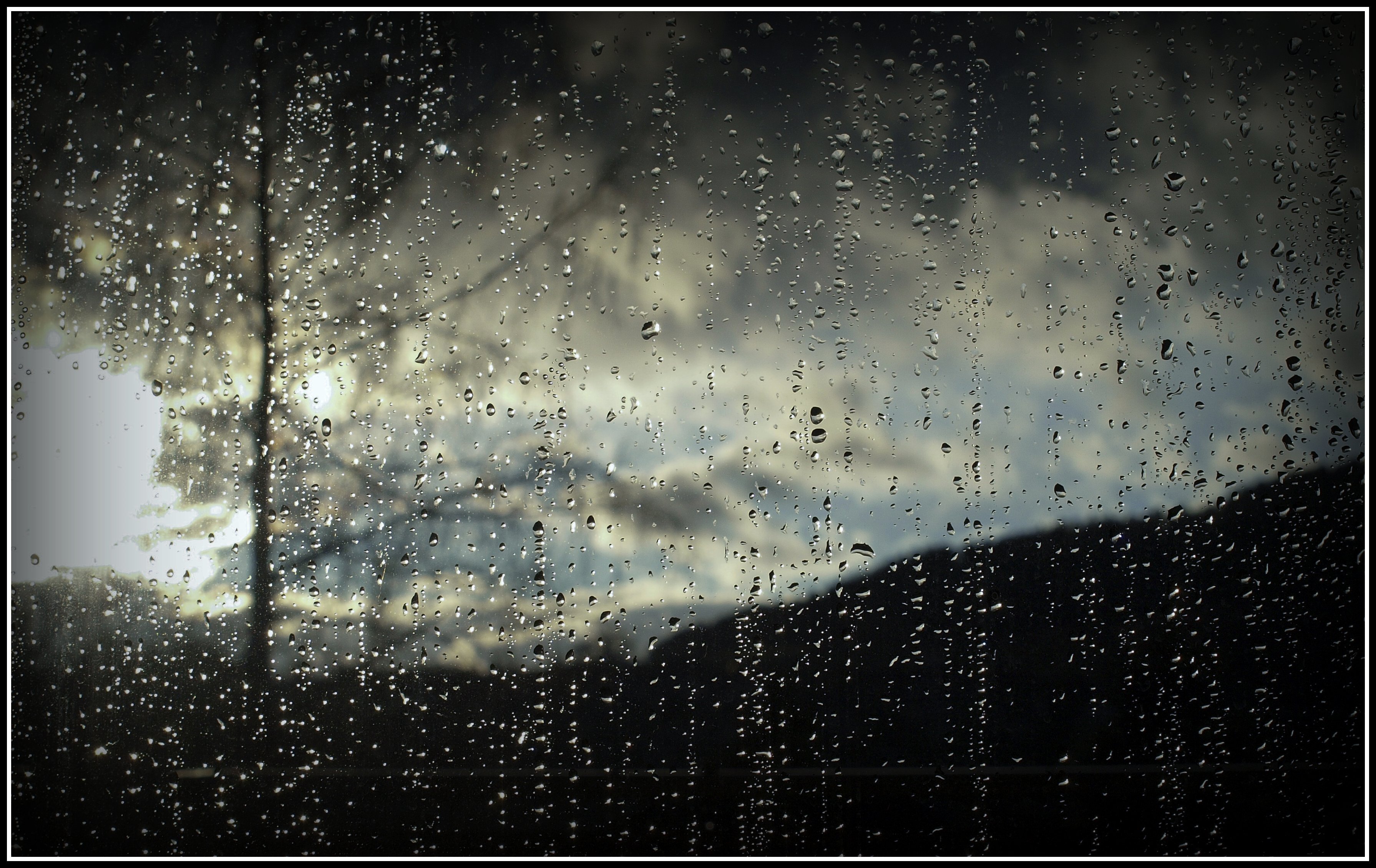 На пороге дождь. Дождь в окне. Дождь за окном. Фон дождь. Дождливое окно.