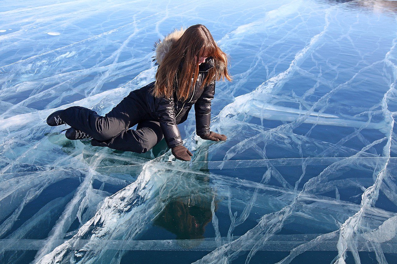 Надеялись таяли. Фотосессия на льду озера. Байкал зимой. Ледяное спокойствие. Отражение во льду.