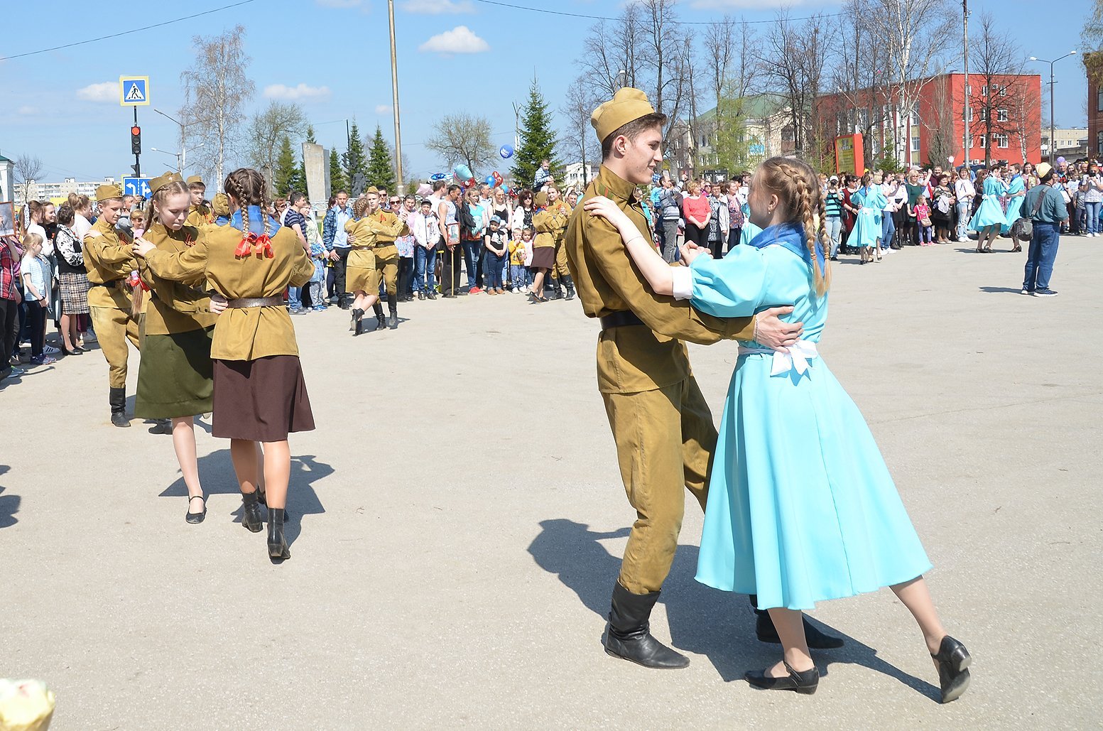 Танец на 9 мая в начальной школе. Платье для военного вальса. Вальс Победы. Военные танцы. Военные танцуют вальс.