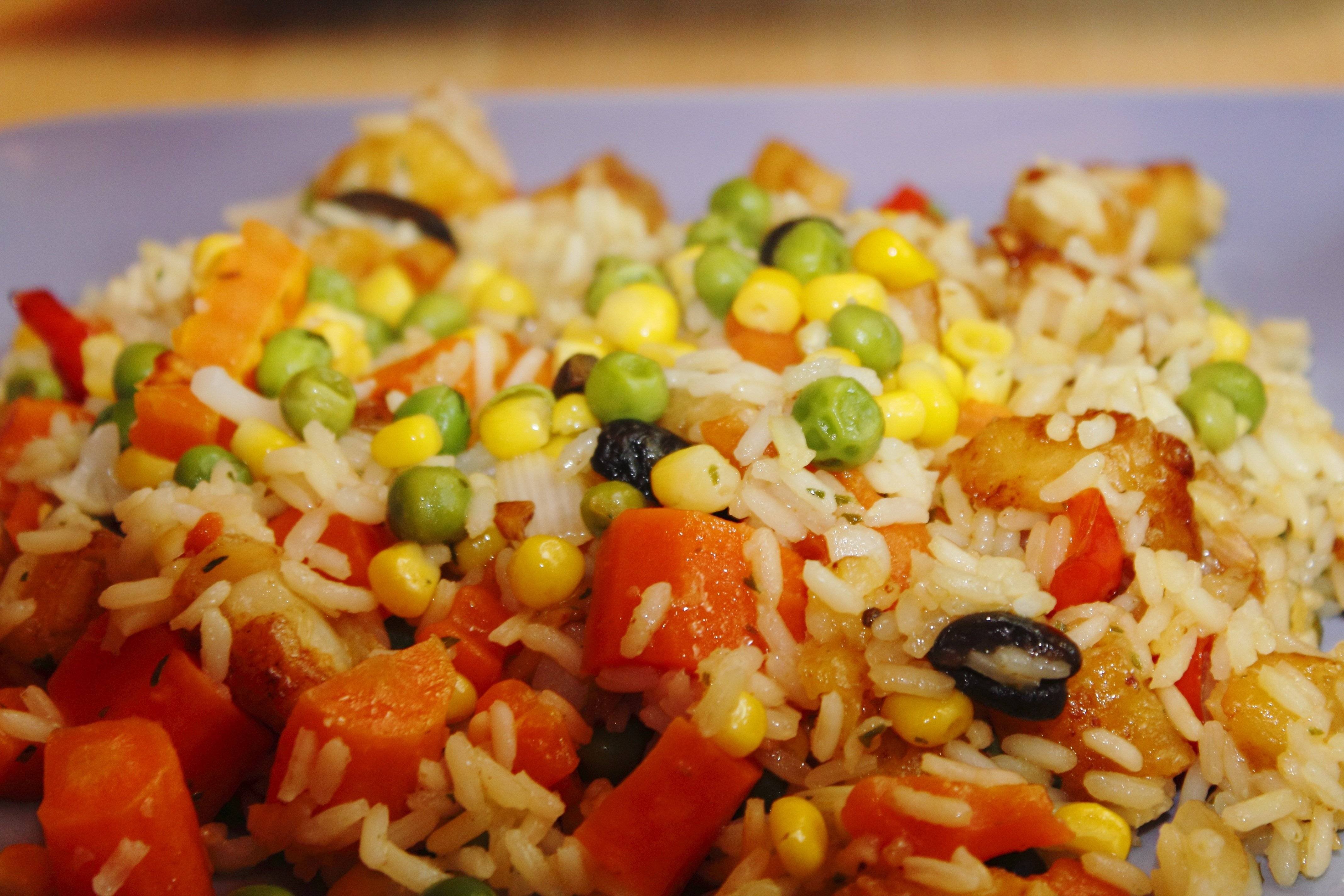 Какие блюда из риса. Рис басмати с овощами. Рассыпчатый рис с овощами. Рис с овощами на сковороде. Рис с тушеными овощами.
