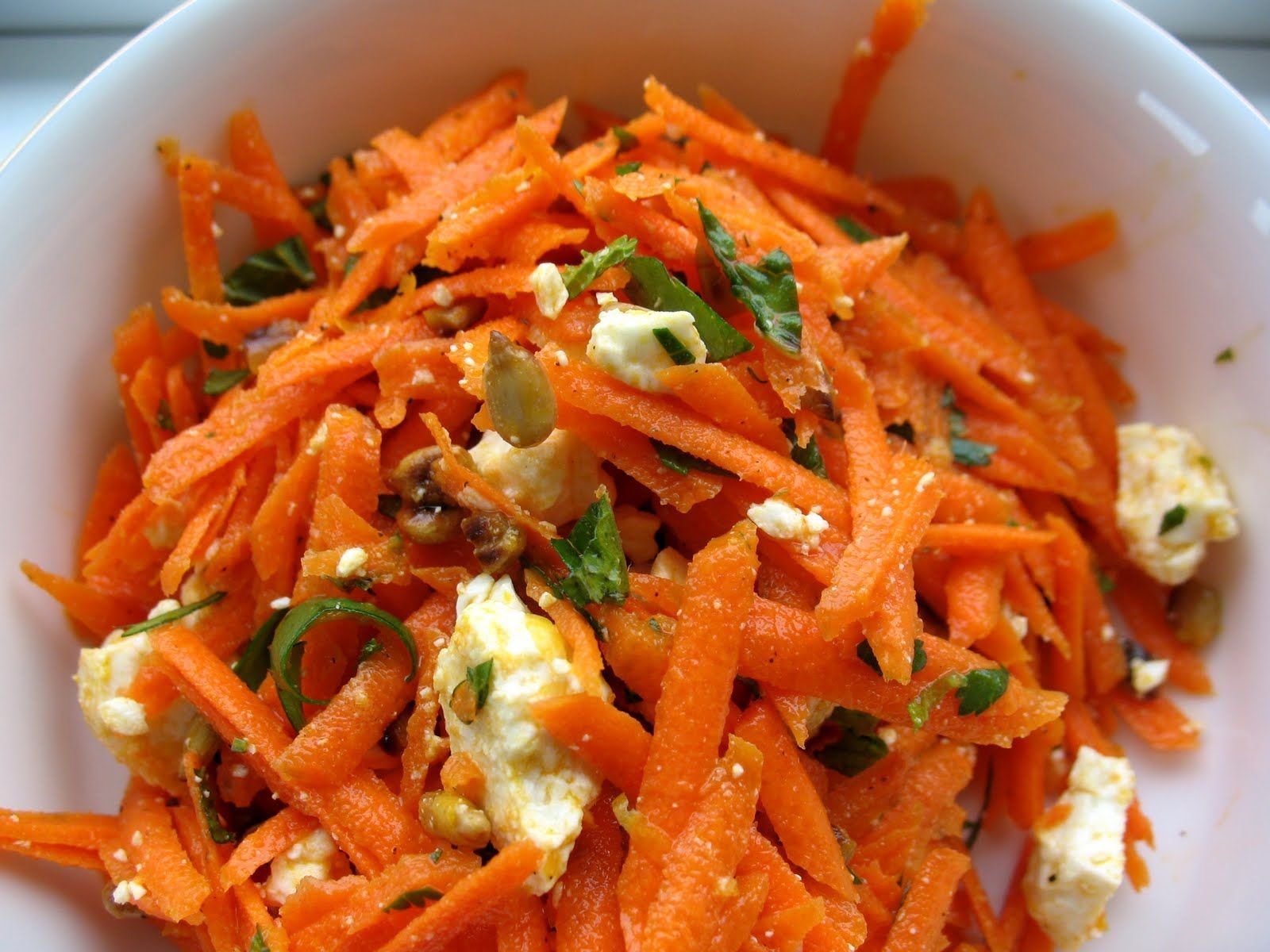 Курица морковь отварная. Морковь блюда. Салат морковка. Салат с морковью. Блюда из моркови.