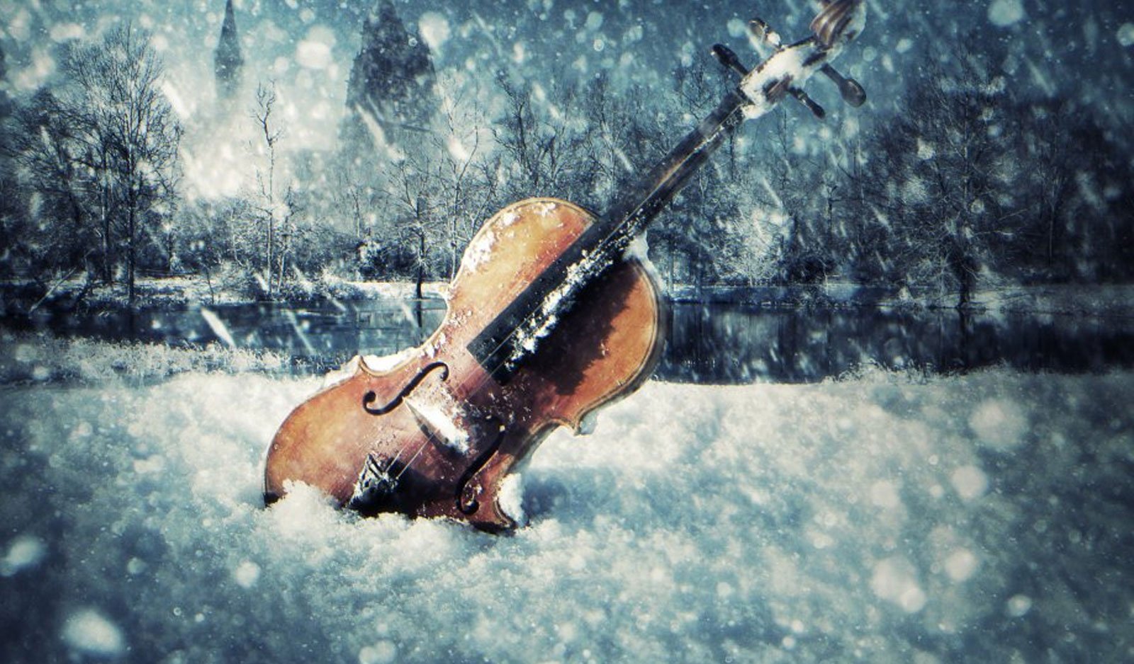 Зима музыка автор. Скрипка на снегу. Музыкальная зима. Скрипка зима. Скрипка зимой.