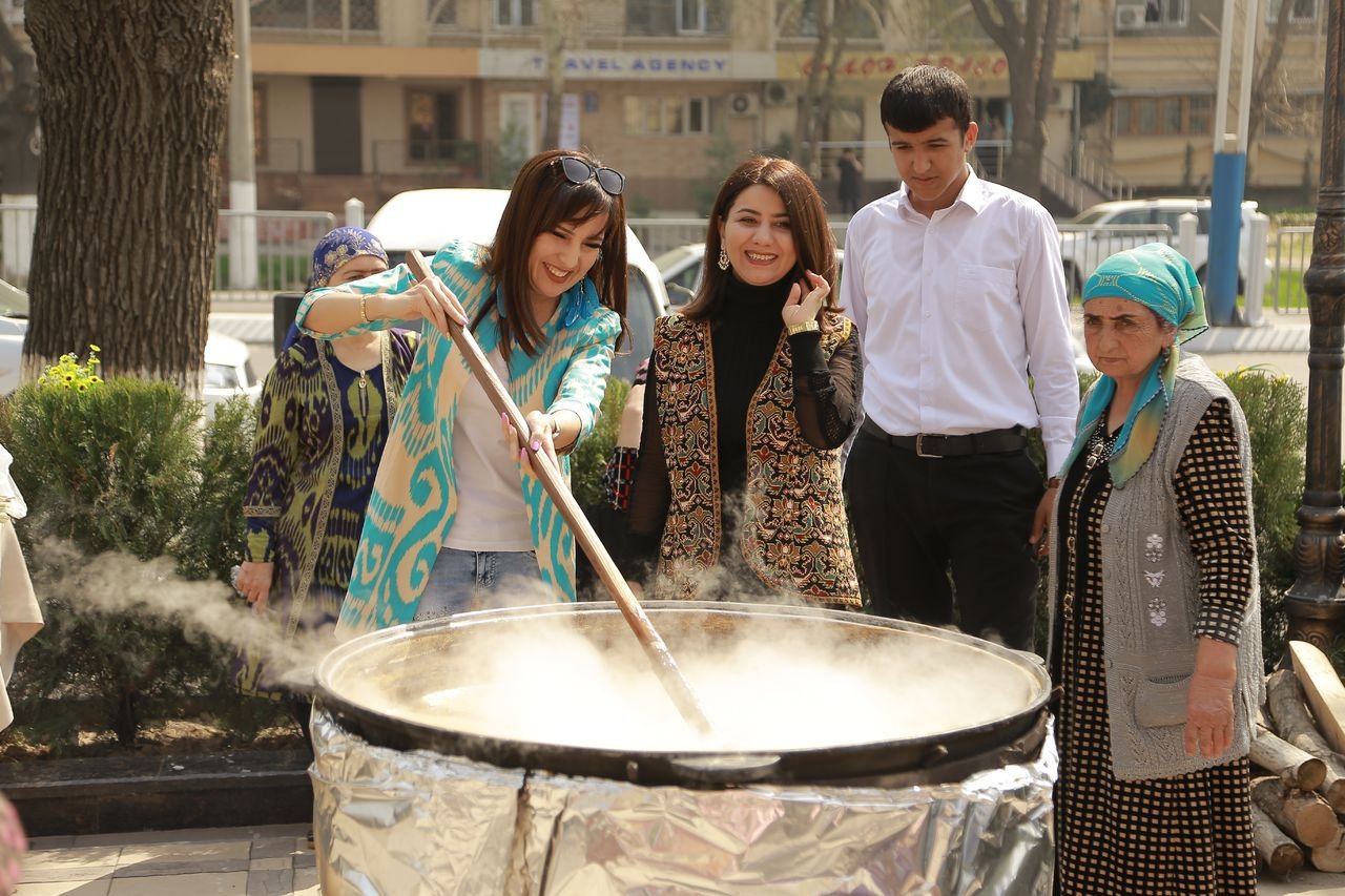 Сумалак что это такое. Навруз сумаляк. Праздник Навруз сумаляк. Сумаляк в Узбекистане. Сумаляк традиции Таджикистана.