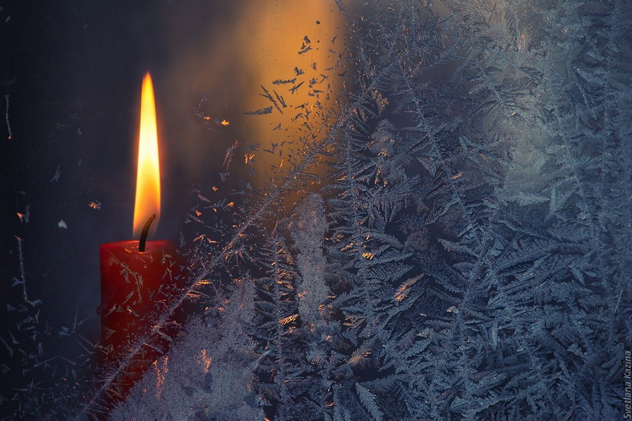 Тихо догорает свеча. Свечи зимой. Свеча на зимнем окне. Свеча на снегу. Свечи заснеженные.