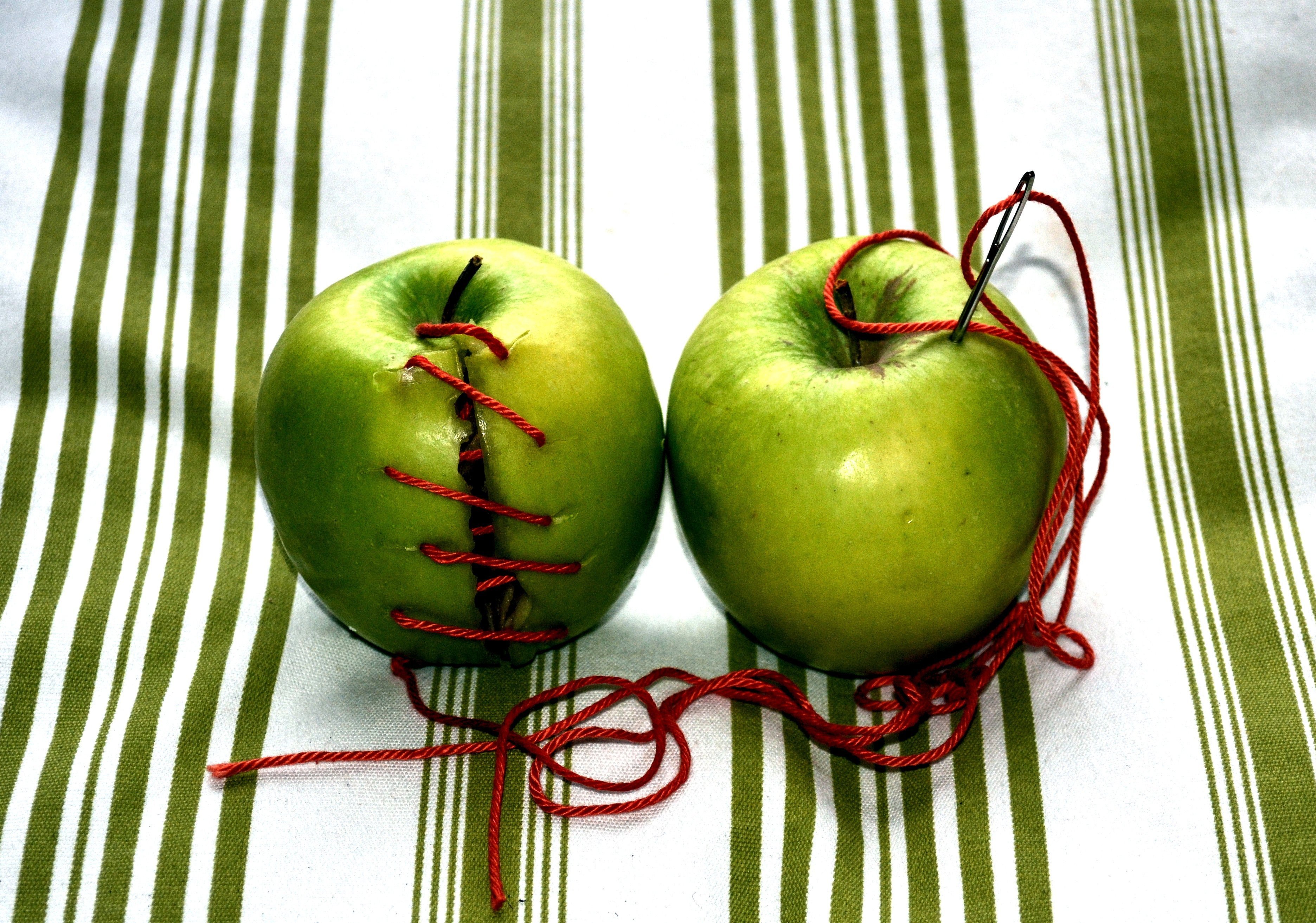 Две трети яблока. Яблоко. Яблоки зеленые. Необычные яблоки. Половинка яблока.