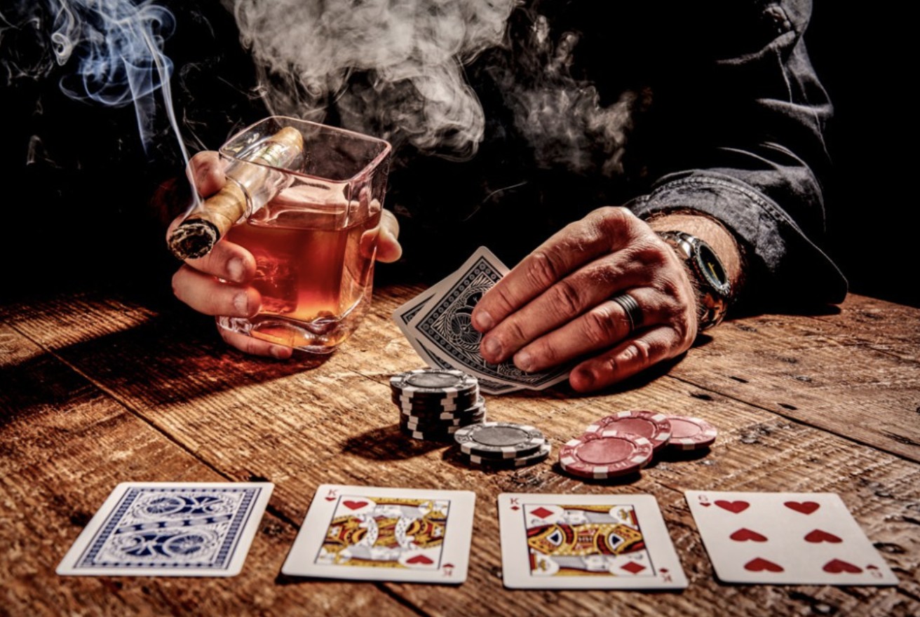 Деньги на игральной карте. Натюрморт с игральными картами. Покер картинки. Азартный человек.