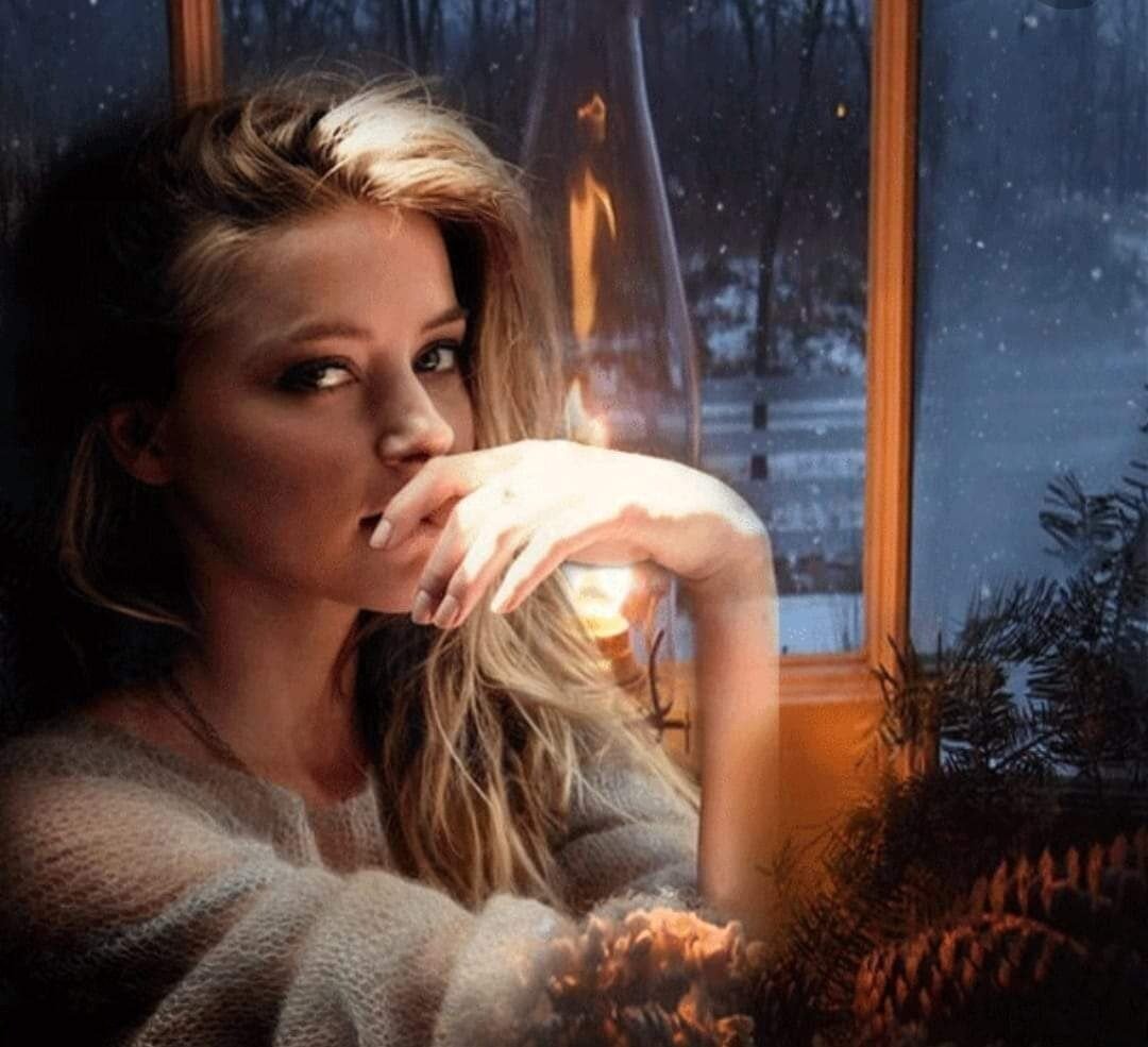 Теплый ласковый вечер. Задумчивая женщина. Девушка у зимнего окна. Зимний вечер девушка. Девушка и снег за окном.