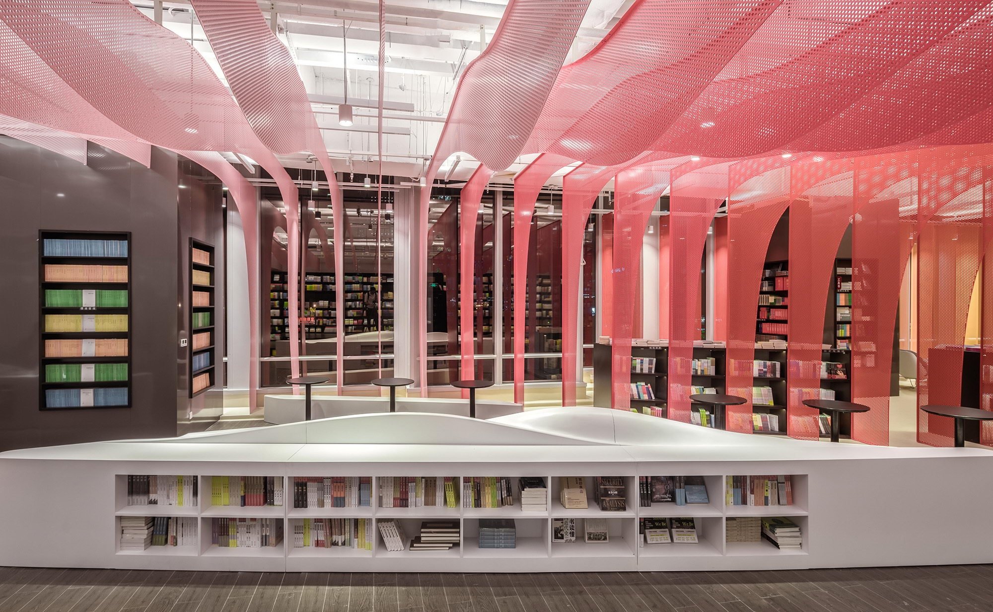 Книжный магазин архитектура. Библиотека имени Сандро пенны, Италия. Книжный магазин Чжуншу. Современная библиотека. Библиотека будущего.