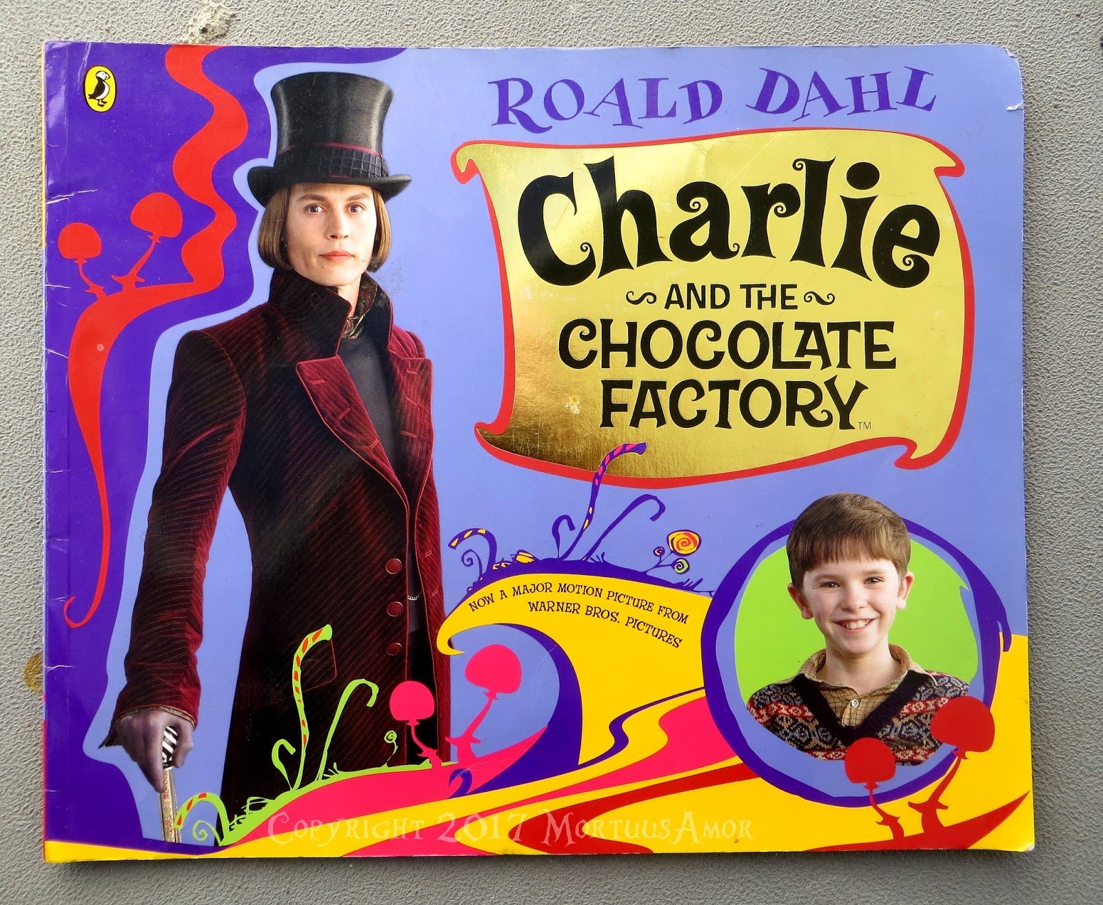 Сколько чарли шоколадная фабрика. Роальд даль Чарли и шоколадная фабрика. Чарли бакет и шоколадная фабрика. Roald Dahl Чарли и шоколадная фабрика. "Charlie and the Chocolate Factory" Хелен Боне кртер.