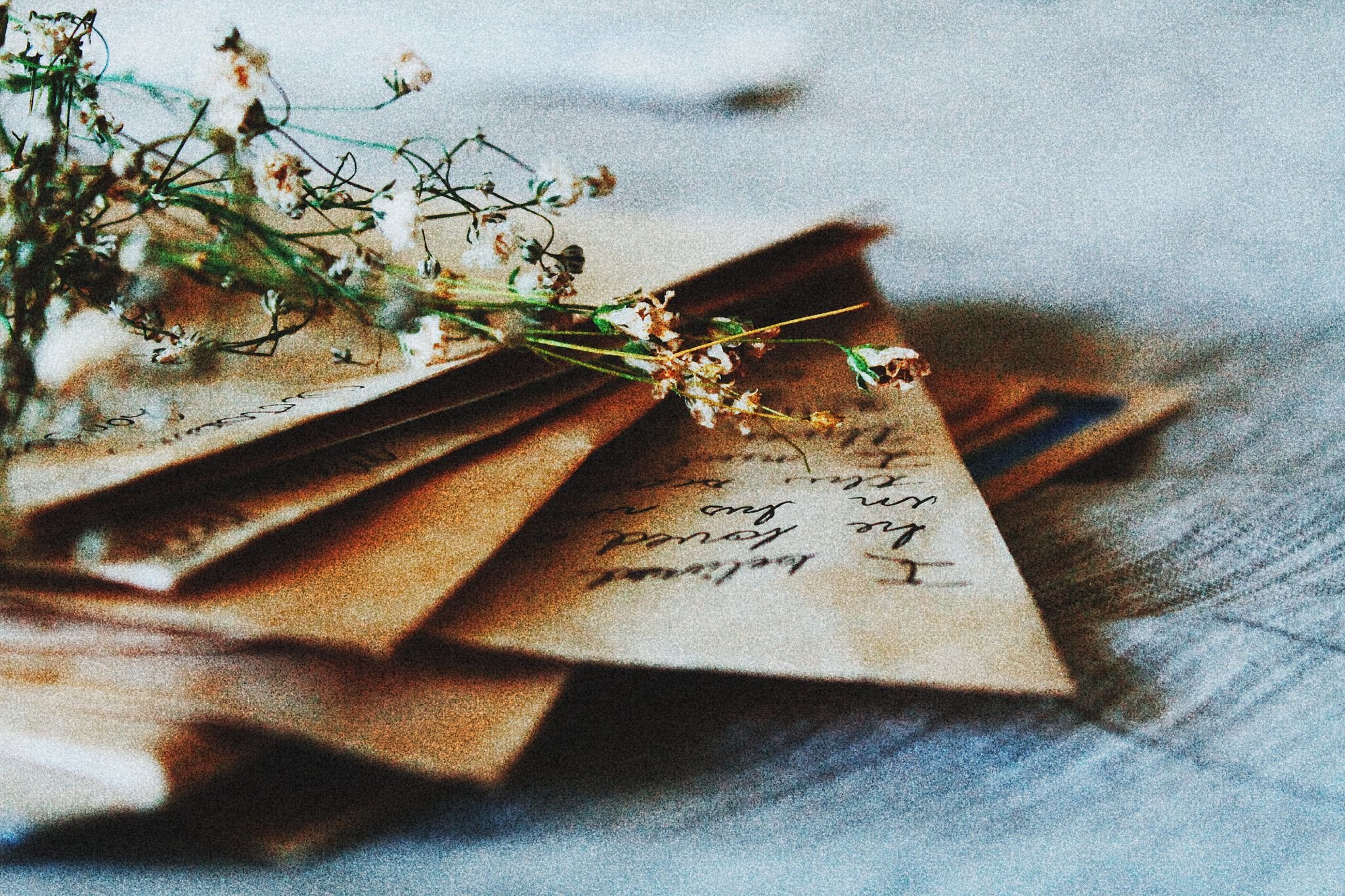 Так бережно воспоминания. Бумажные письма. Старые письма. Письмо Эстетика. Старое письмо.