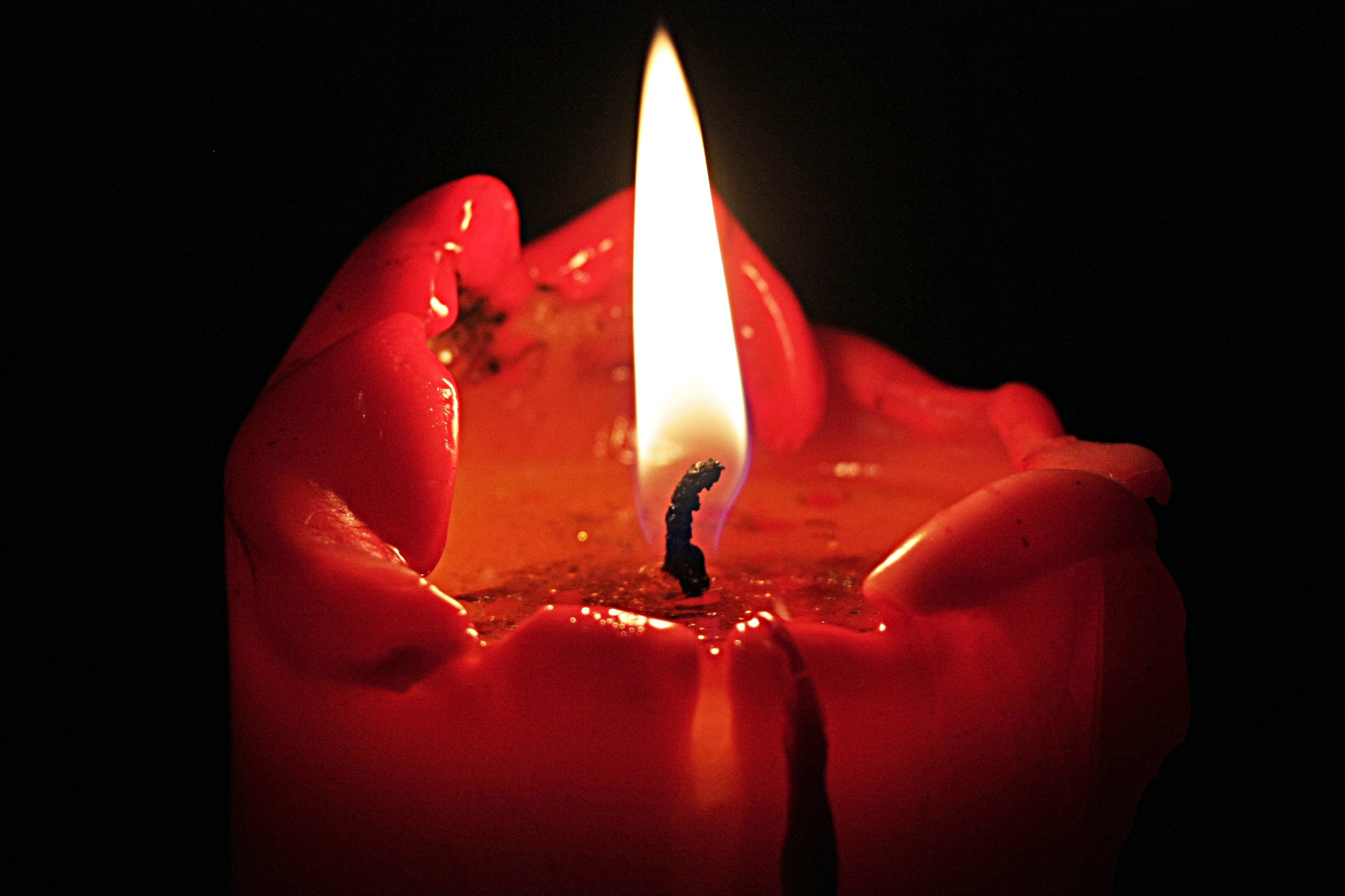 Красивая горящая свеча. Свеча. Горящая свеча. Красная свеча. Красивые свечки.