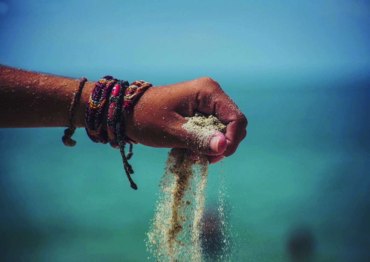 Сыплется. Песок сквозь пальцы. Песок в руках. Песок в ладони. Песок сыпется с ладони.