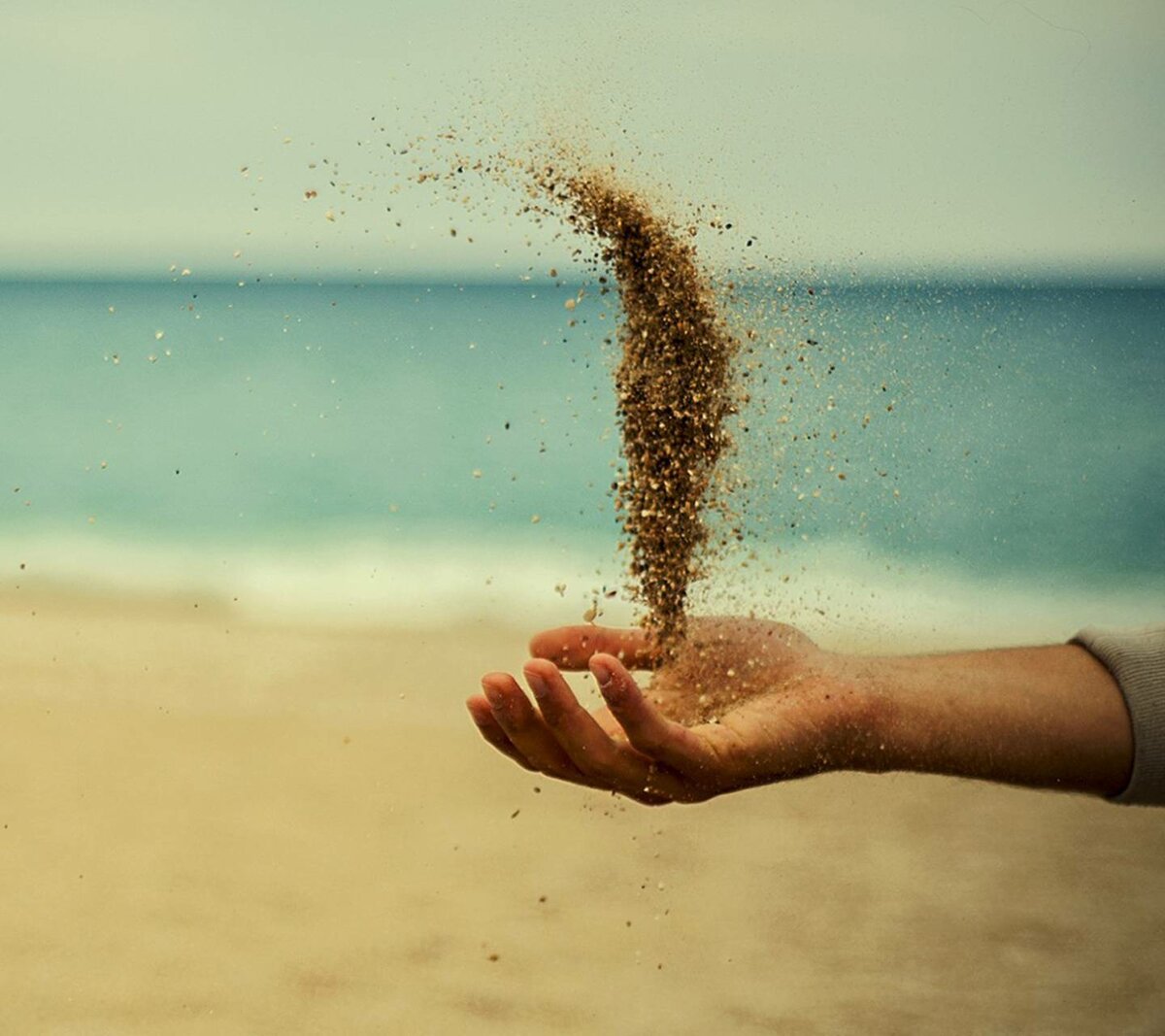 Сыплется. Песок. Песок сыпется. Песок из рук. Песок сквозь пальцы.