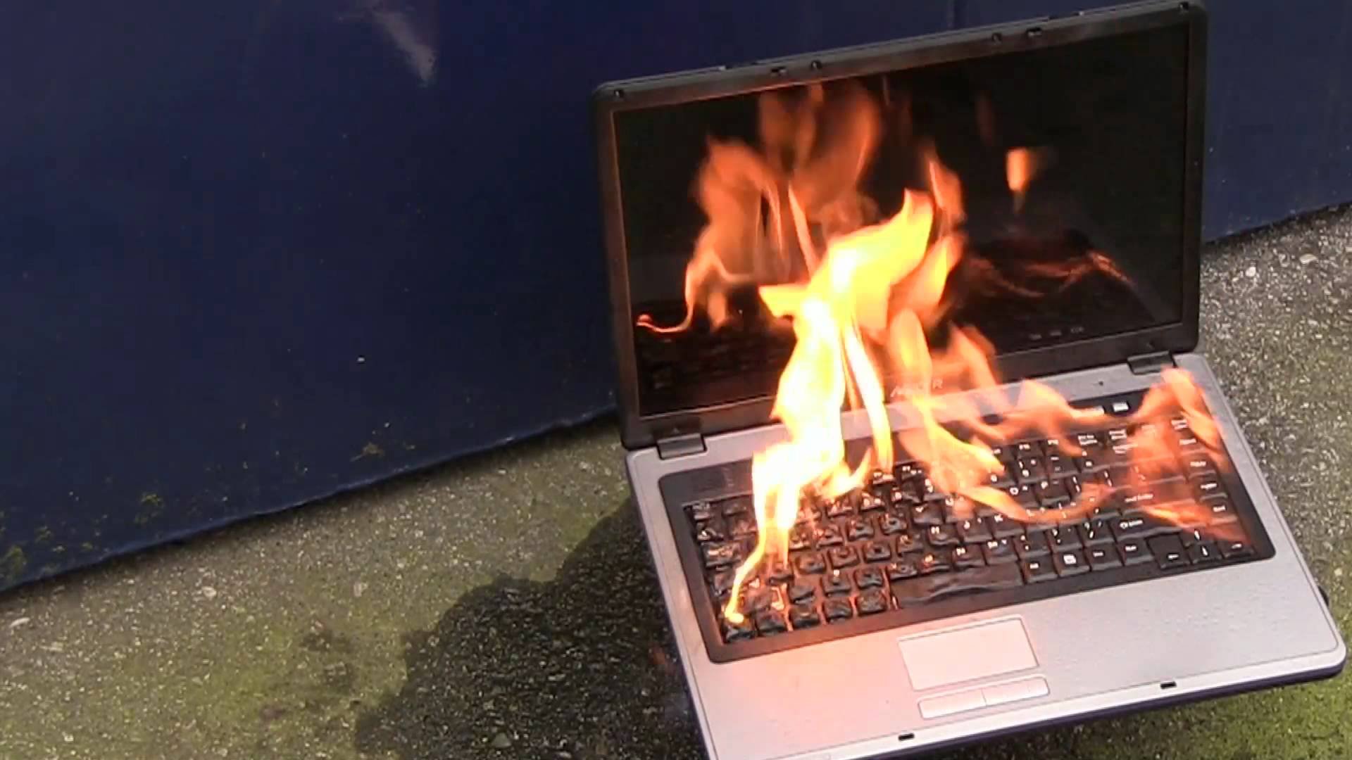 Сильно нагревается ноутбук. Сгоревший ноут. Перегрелся ноутбук. Горящий ноутбук. Ноутбук горит.