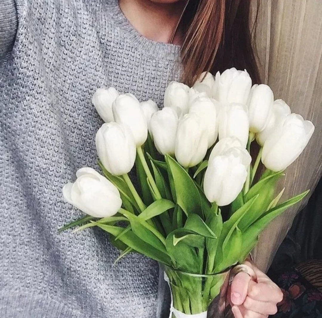 Девушка с букетом тюльпанов. Букет тюльпанов в руках. Девушка с белыми тюльпанами. Белые тюльпаны букет.