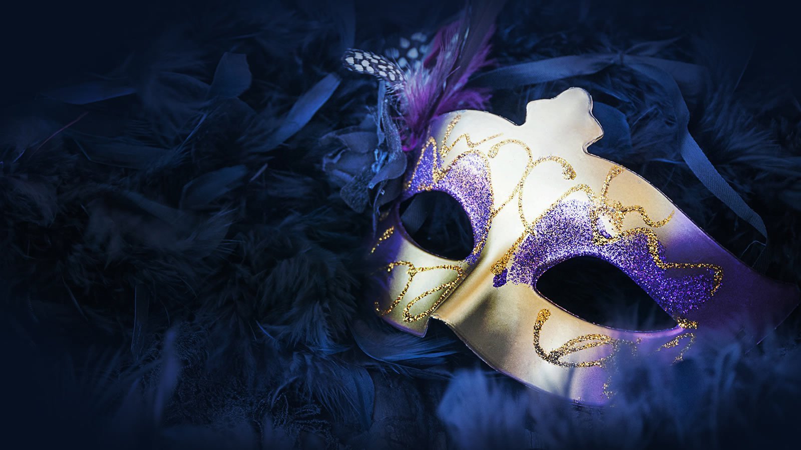 Маска 2024 ютуб. Венецианская маска Маттачино. Красивые карнавальные маски. Маска для бала маскарада. Фиолетовая карнавальная маска.