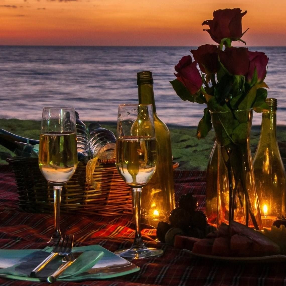 Красивого вечера картинки. Вино на море вечером. Романтический ужин. Вино на берегу моря вечером. Море вино цветы.