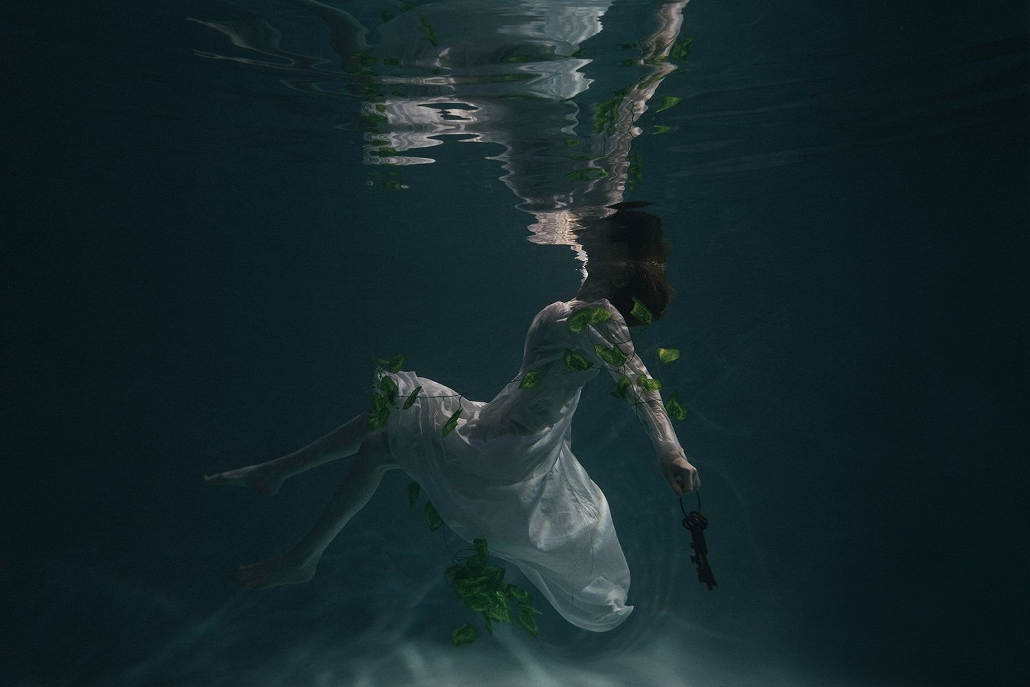Into the water below. Девушка тонет. Девушка под водой. Человек под водой. Тонет в воде.
