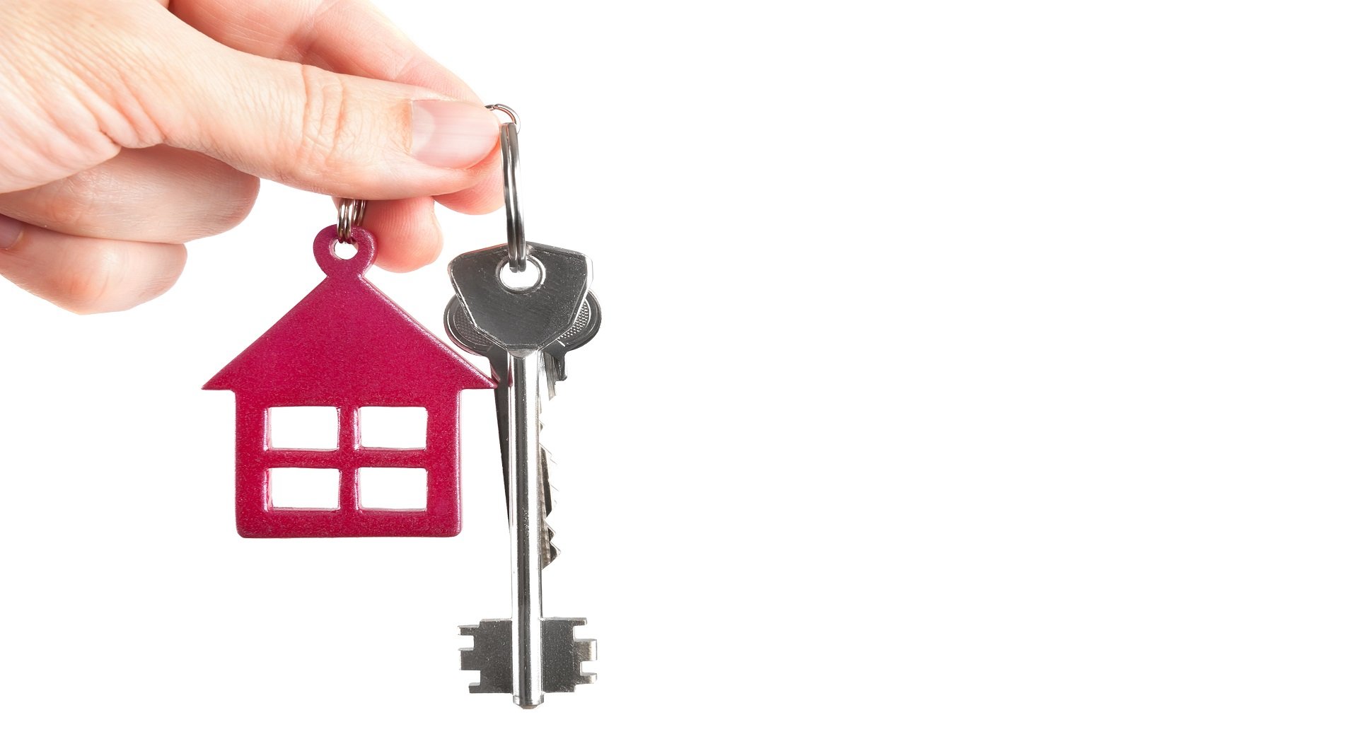 Сниму квартиру дом в ключах. Домик с ключиком. Ключи от квартиры в руке. Ключи от дома в руках. Ключи дом руки.