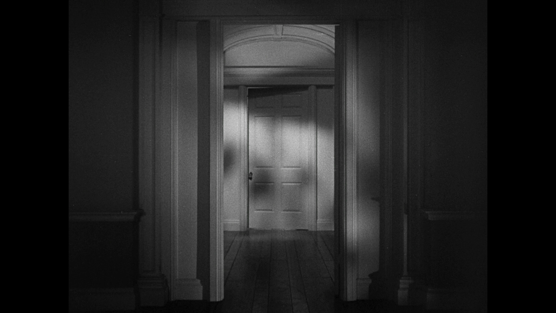 Страшные звук двери. Открытая дверь. Страшная дверь. Страшная комната с дверью. Коридор с темными дверями.
