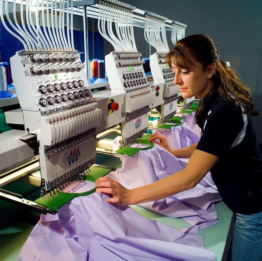 Легкая промышленность какая продукция. Технолог швейного производства. Текстильное производство. Вышивальщица на производстве. Компьютерная вышивка.