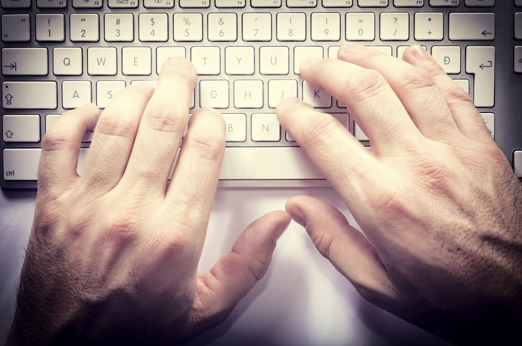 Руки над. Руки над клавиатурой. Мужские руки на клавиатуре. Пальцы на клавиатуре. Клавиатура по пальцам.