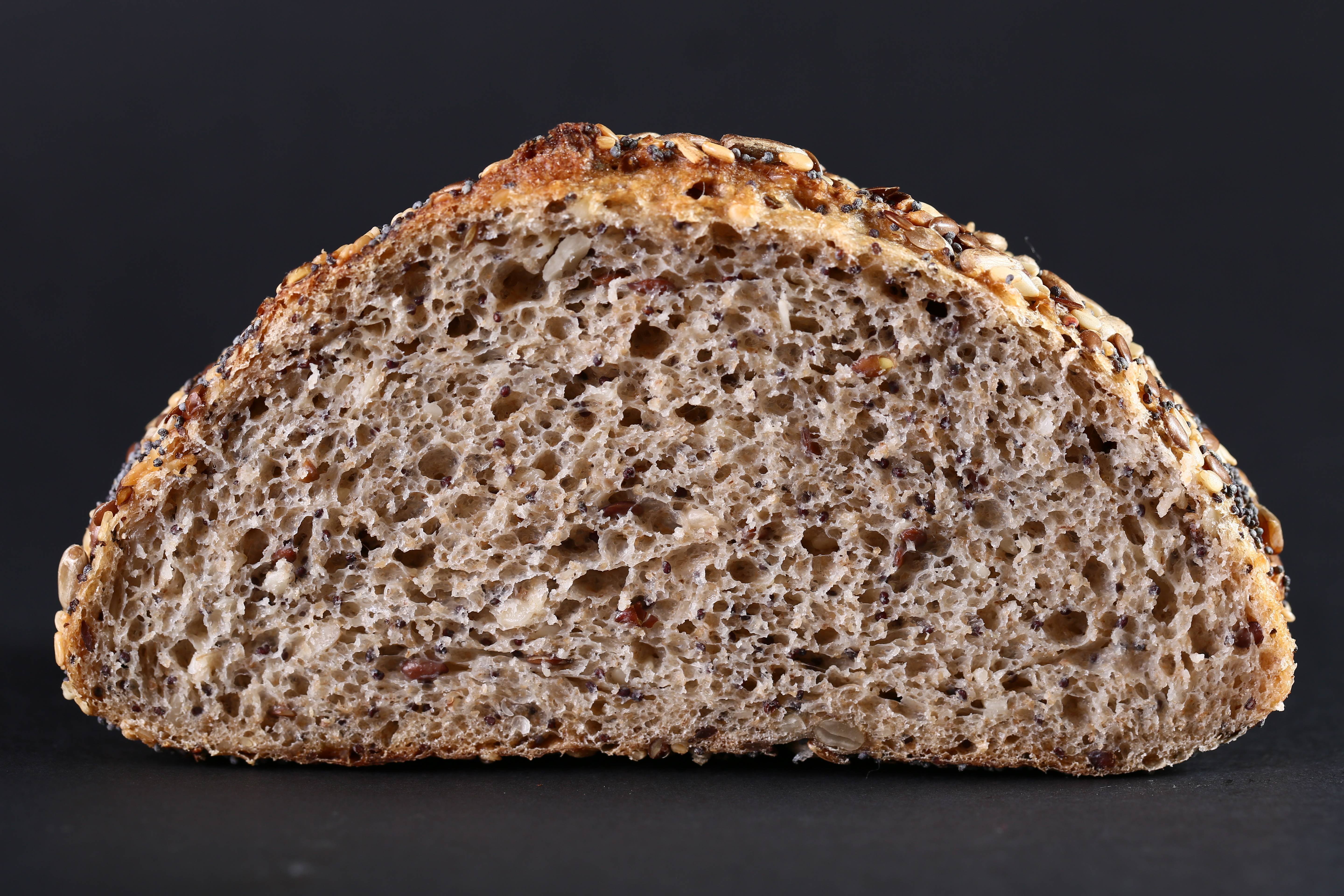 Цельнозерновой хлеб с отрубями. Цельнозерновой хлеб Спар. Celnozernovoi xleb. Хблем цельно зерновой. Хлеб злаковый.