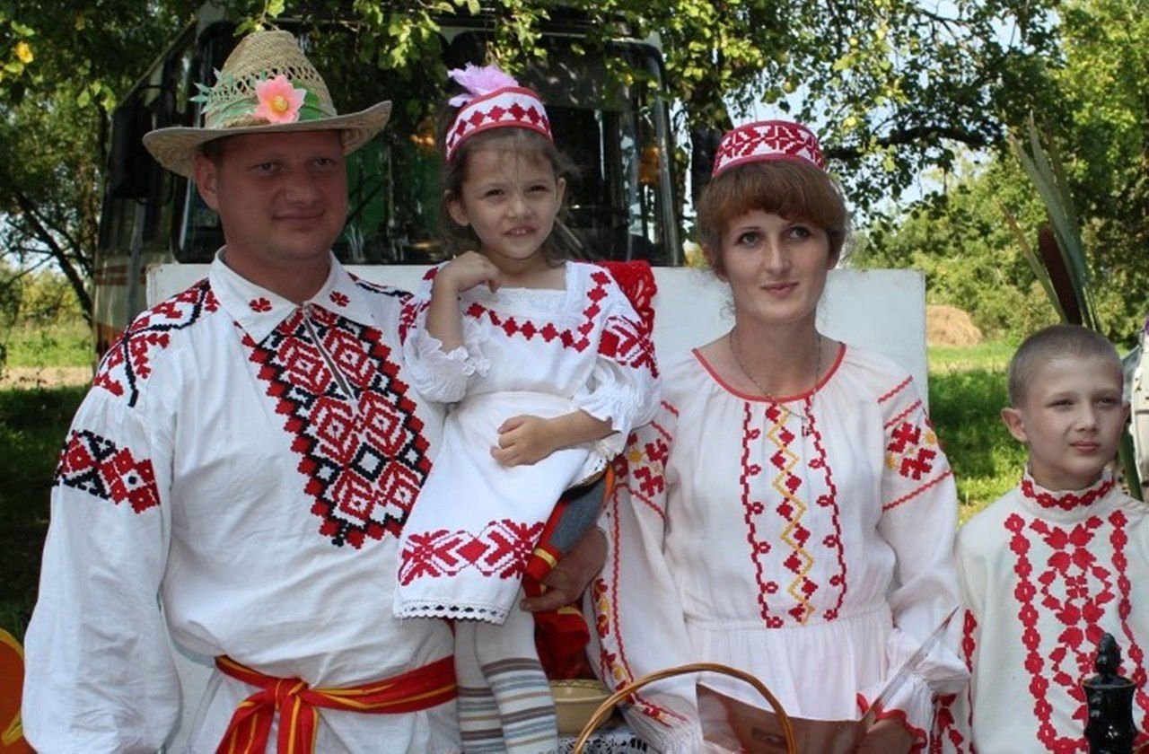 1 национальный белорусский. Белорусский национальный костюм. Костюм белорусов. Традиционный белорусский костюм. Национальный костюм белорусов.