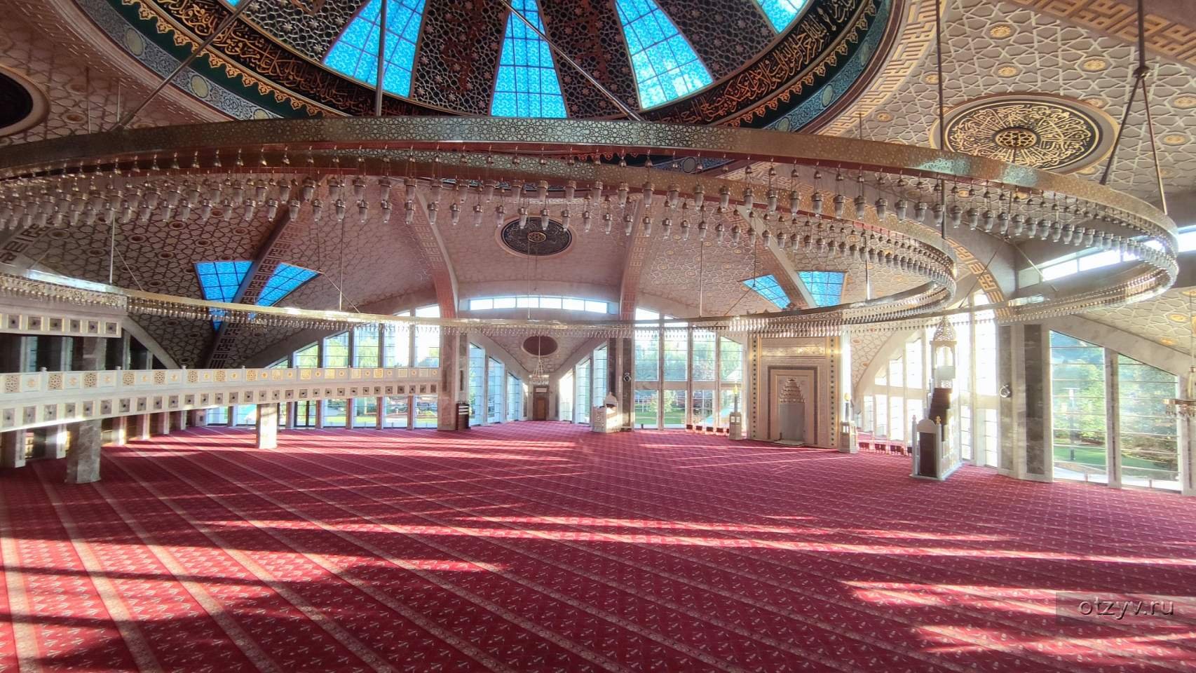 Экскурсия грозный отзывы. Мечети России внутри. Мечеть внутри рисунок. Мечеть внутри Казахстан. Тбилисская мечеть внутри.