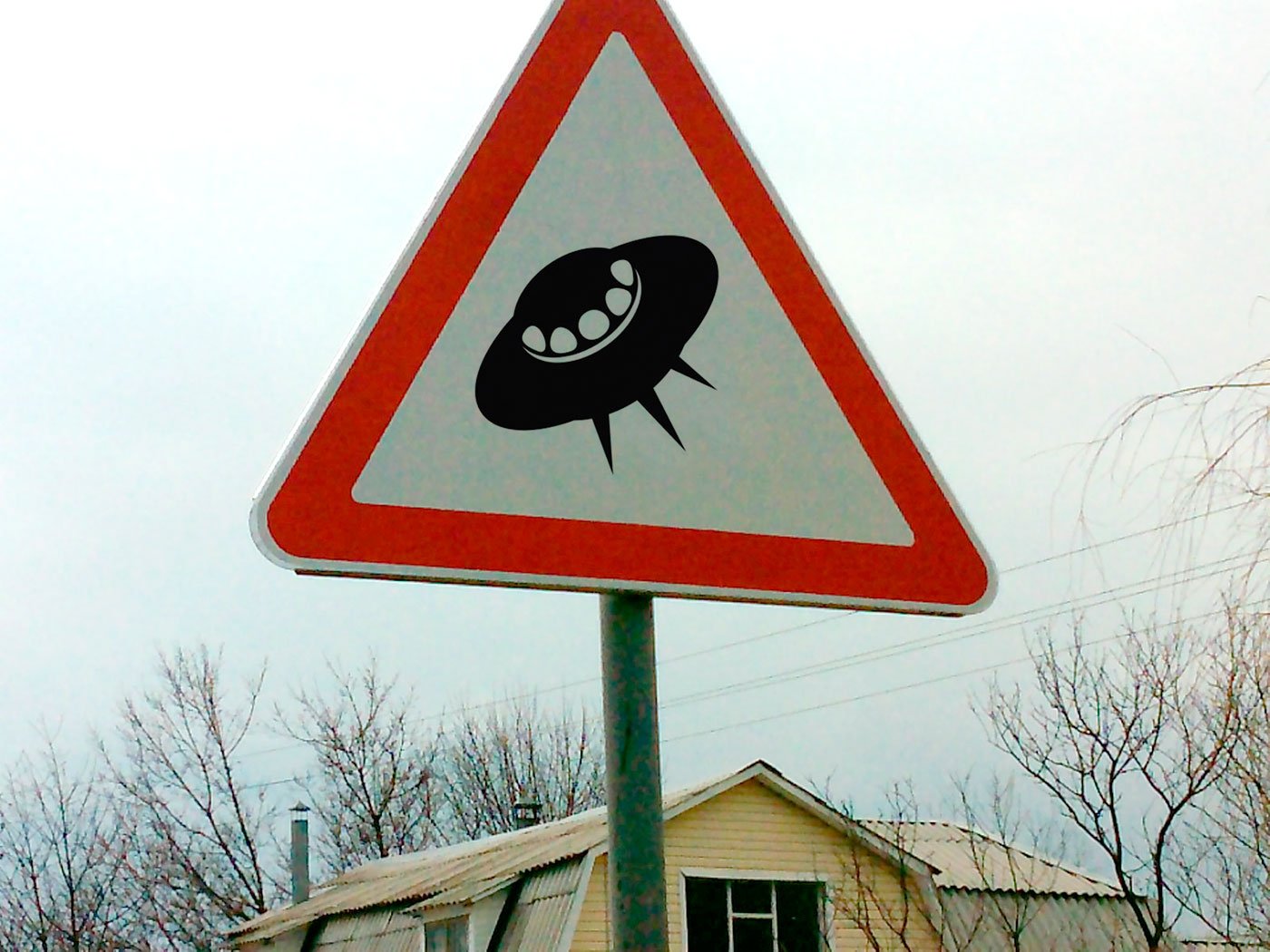 Включи таинственный знак. Смешные дорожные знаки. Необычные дорожные знаки. Странные знаки дорожного движения. Придумать необычный дорожный знак.