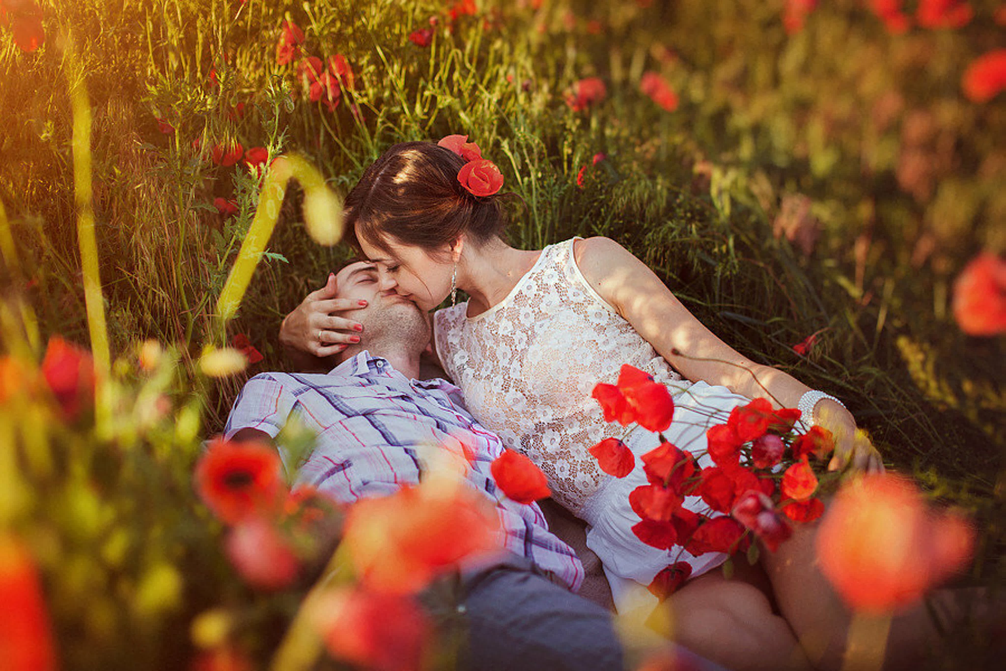 Kiss flowers. Парочка в цветах. Фотосессия в маковом поле.